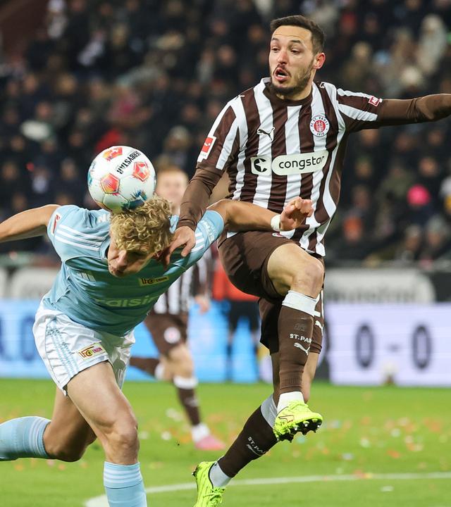 Leopold Querfeld (1. FC Union Berlin, l.) und Mathias Pereira Lage (FC St. Pauli) kämpfen um den Ball beim Bundesliga-Spiel: