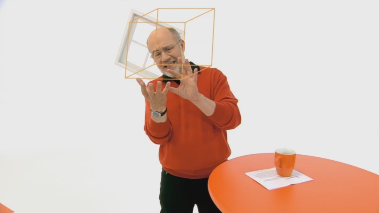 Harald Lesch in seinem Studio mit einem Würfel