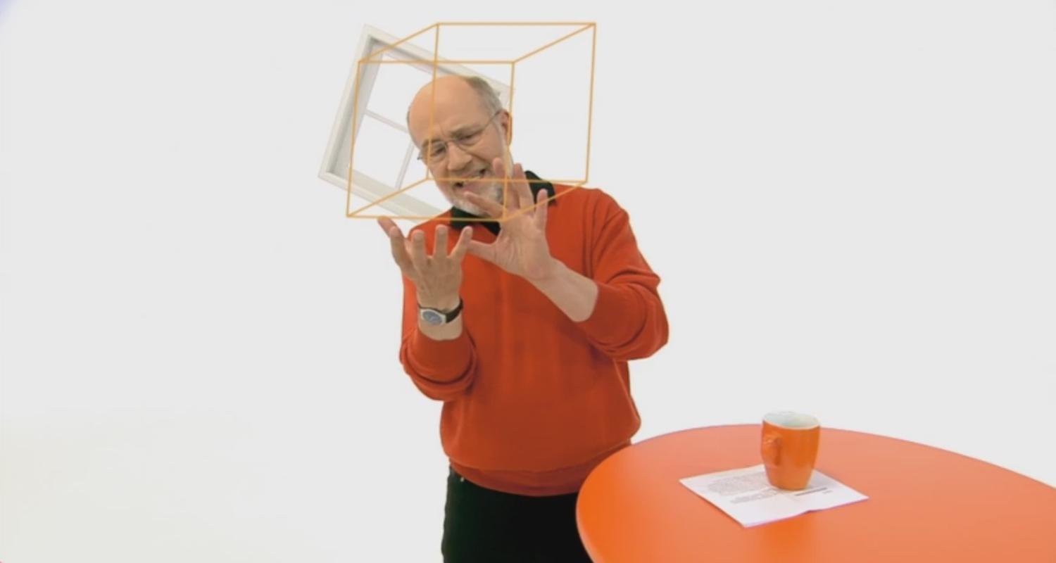 Harald Lesch in seinem Studio mit einem Würfel