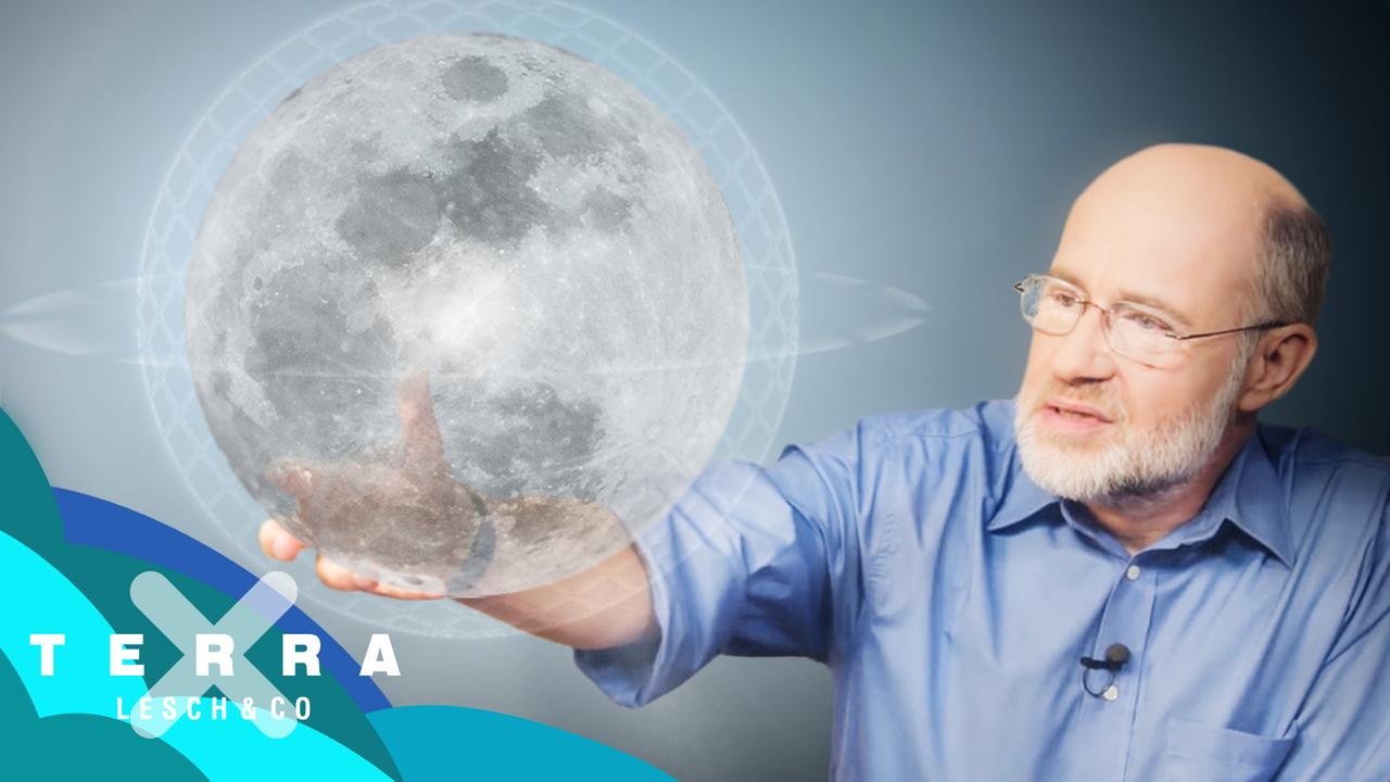 Harald Lesch hält den Mond in seiner Hand.