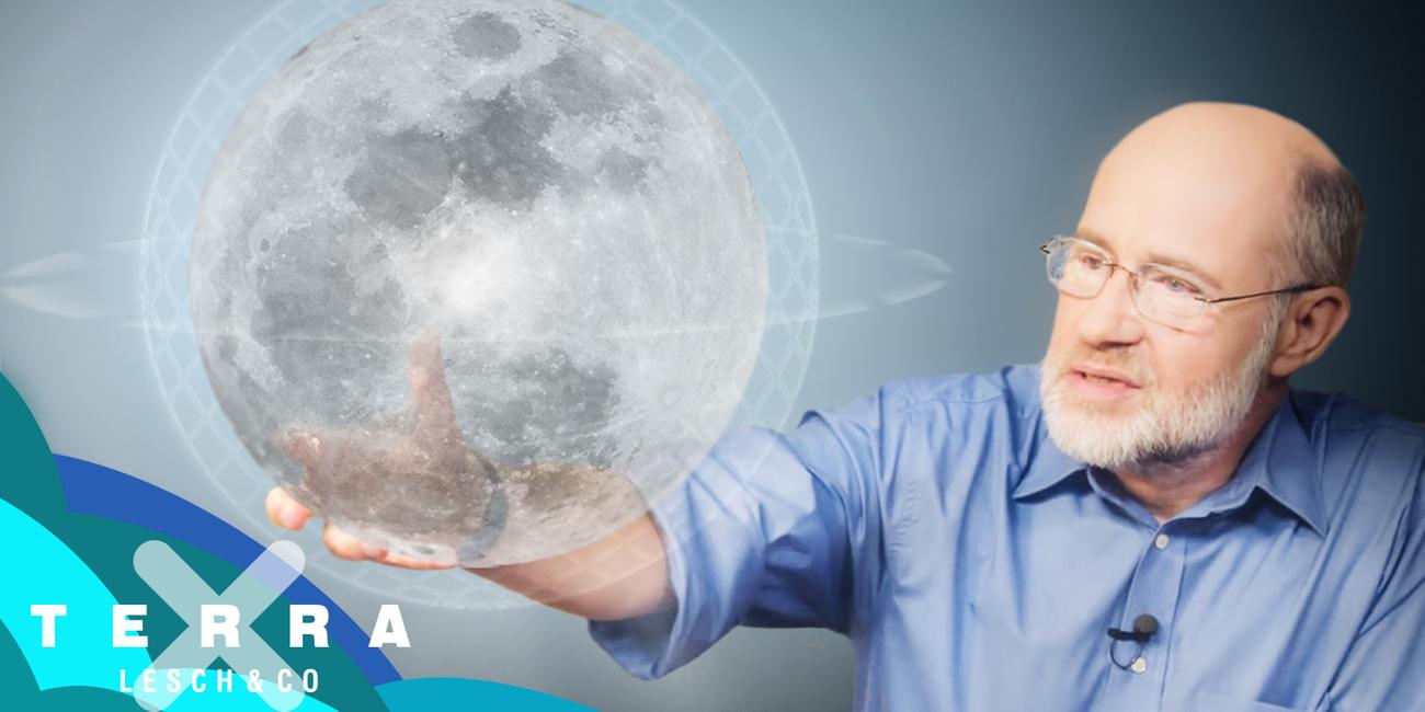 Harald Lesch hält den Mond in seiner Hand.