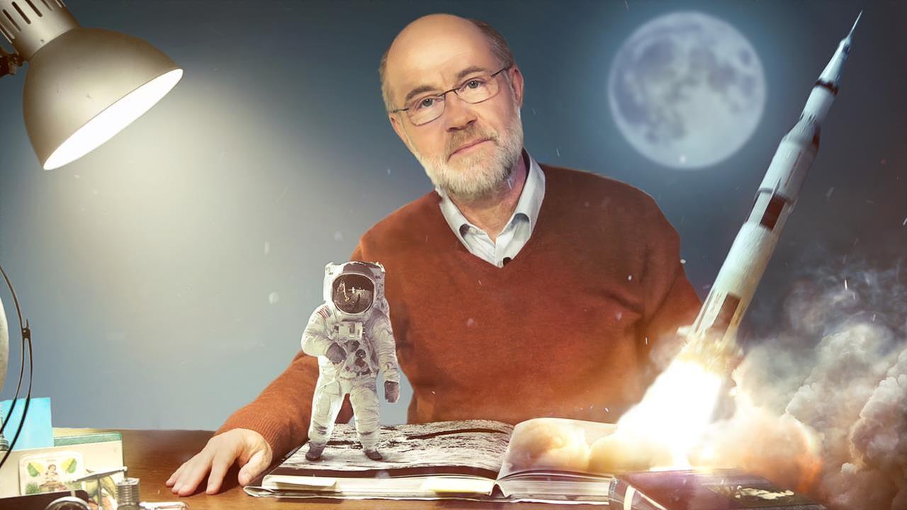 Professor Harald Lesch mit Astronaut und Rakete