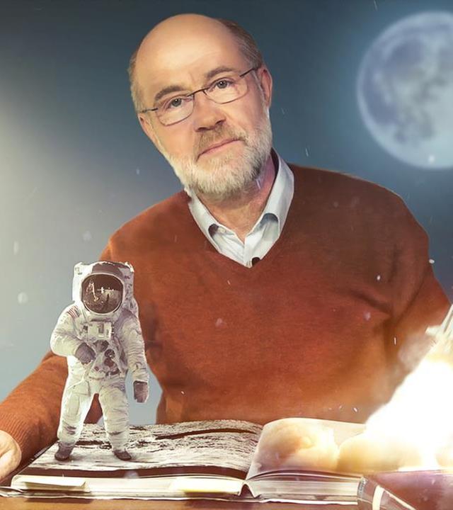 Professor Harald Lesch mit Astronaut und Rakete