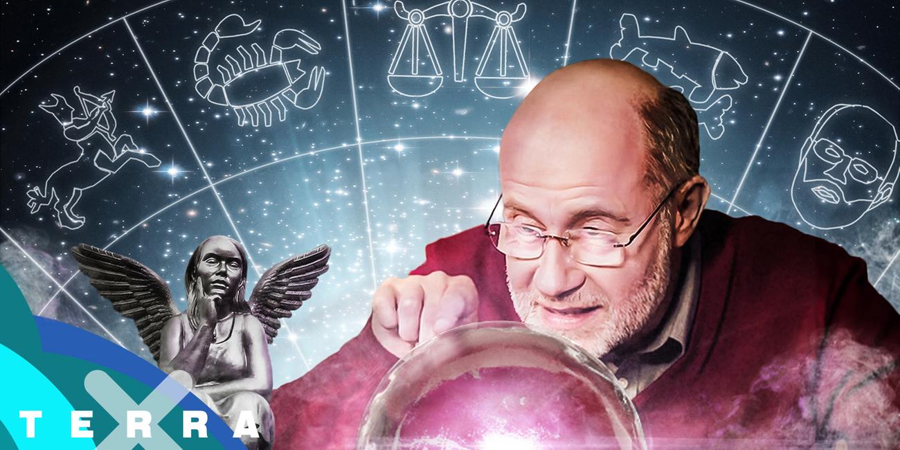 Harald Lesch vor einer Glaskugel