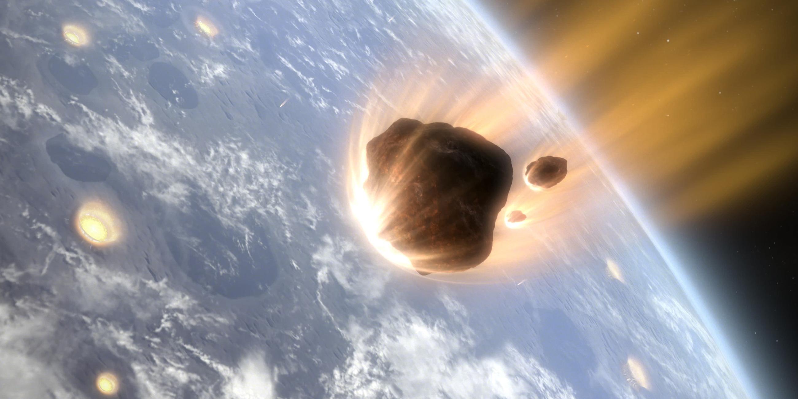 Asteroid und kleinere Begleitkörper rasen auf die Erde zu. Auf der Erdoberfläche sind bereits Einschläge sichtbar.