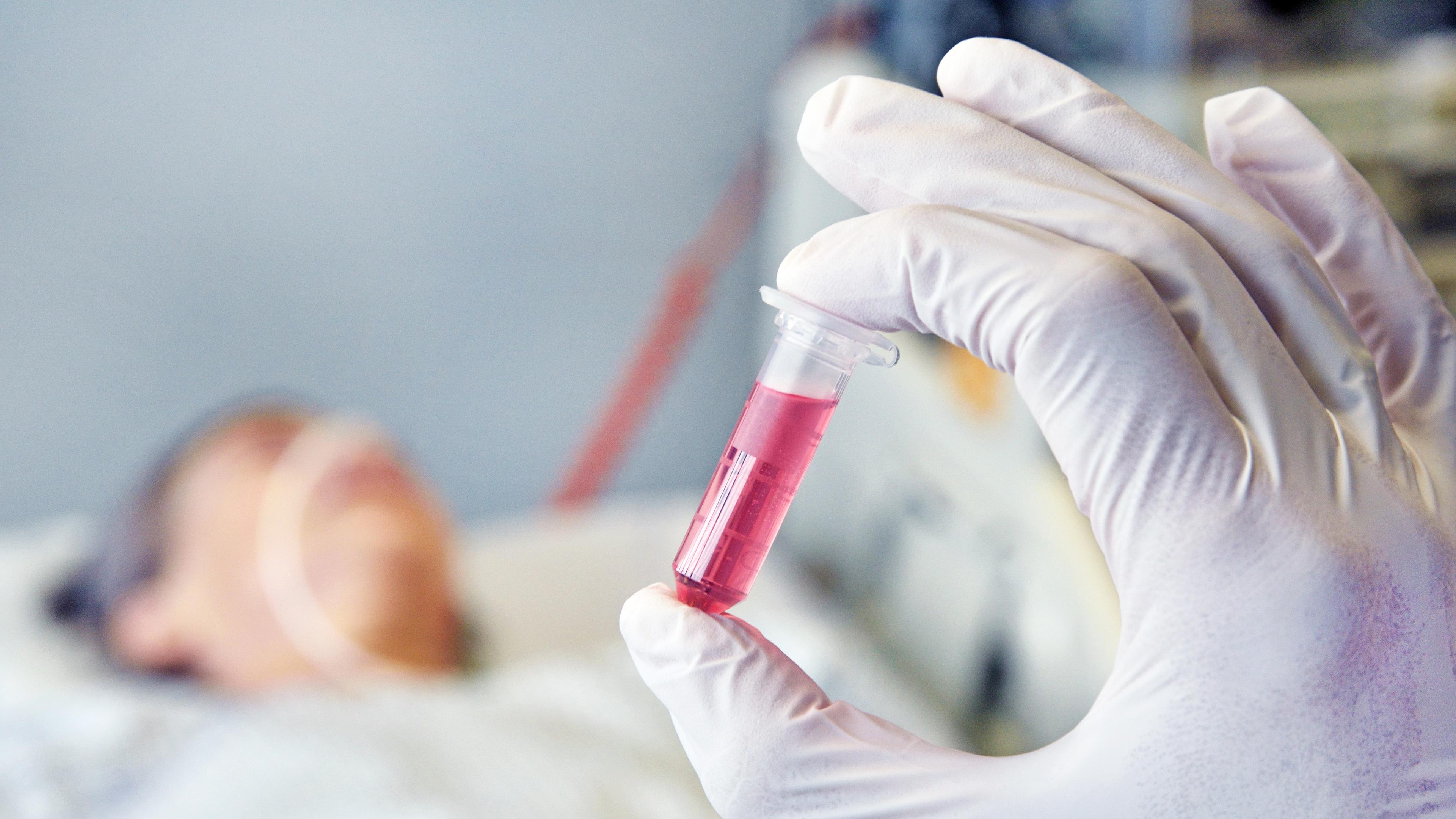 Labor: Röhrchen mit roter Flüssigkeit