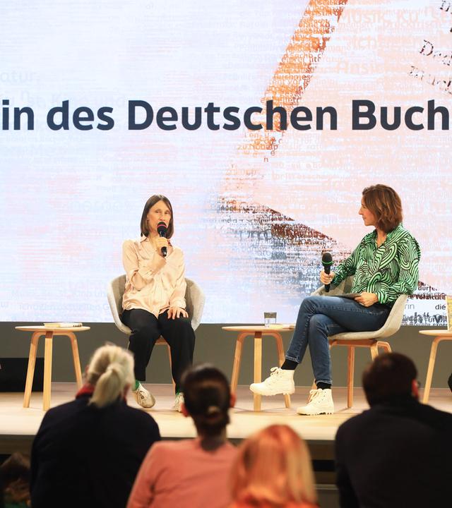 Martina Hefter im Interview mit Cécile Schortmann auf der Lesebühne von ARD, ZDF und 3sat