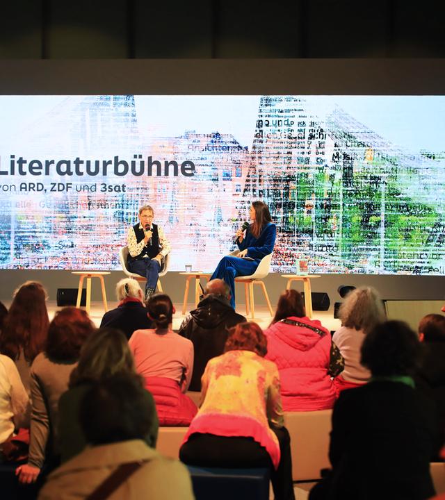 Zwei Frauen sitzen sich auf der Lesebühne von ARD, ZDF und 3sat gegenüber.