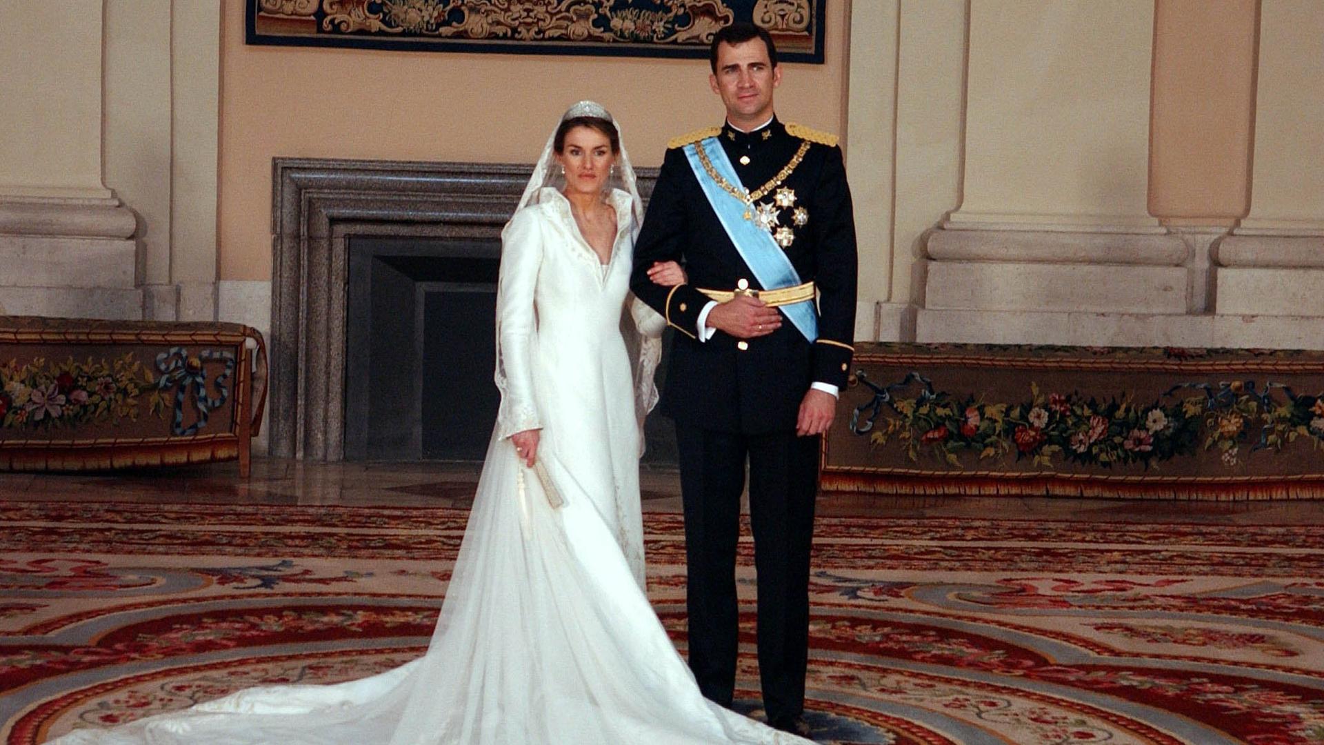 Der damalige spanische Kronprinz Felipe und seine Frau Letizia im Prunksaal des Königspalastes.