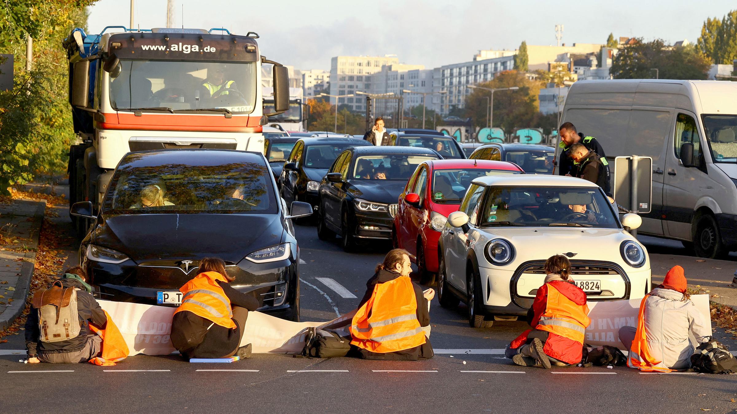 Aktivisten von "Letzte Generation" blockieren Autobahn in Berlin