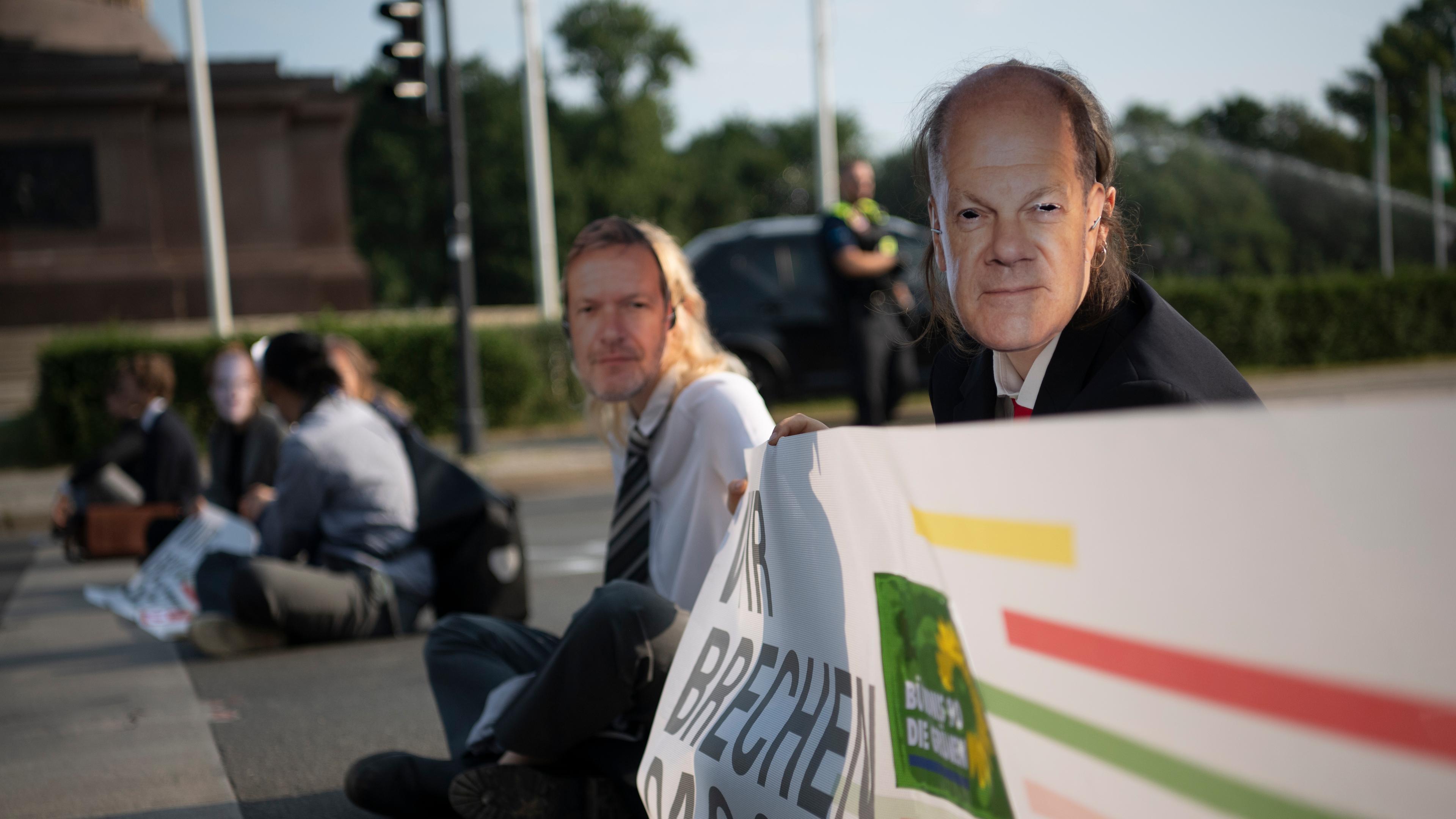 Die Klimaaktivisten der "Letzten Generation" blockiert in Berlin erneut den Verkehr