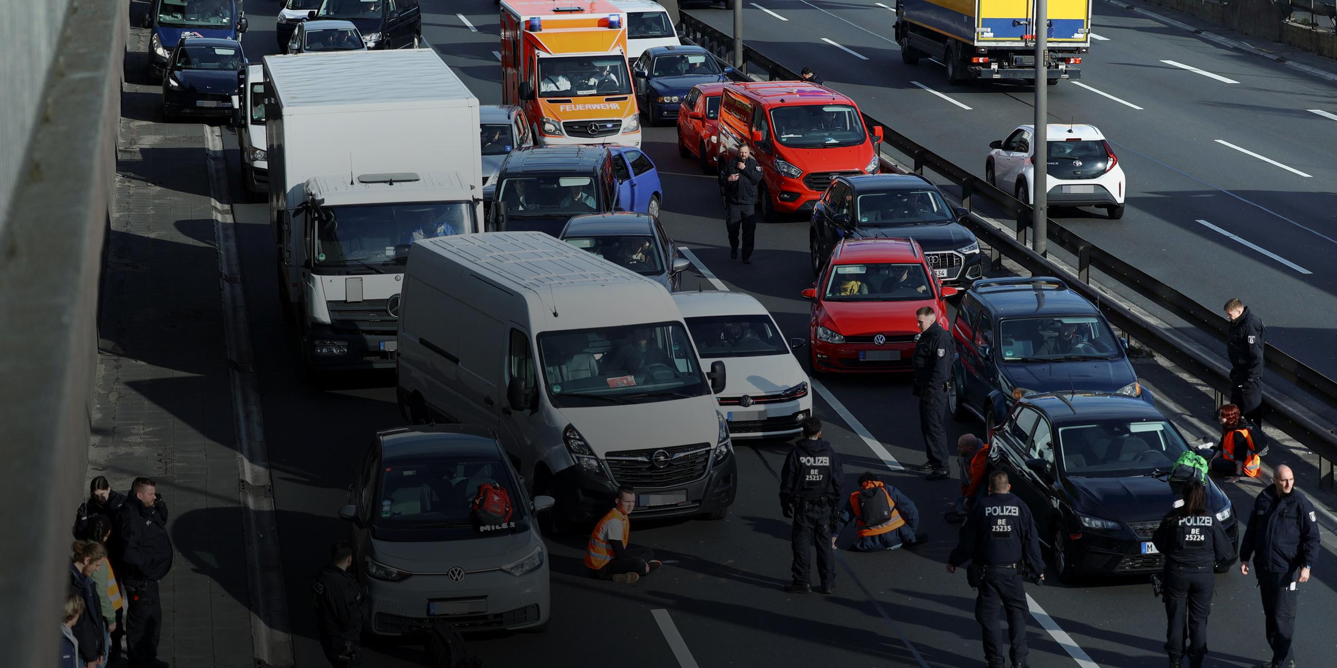 Ein Krankenwagen steht im Stau, als Aktivisten der "Letzten Generation" in Berlin eine Autobahn blockieren.