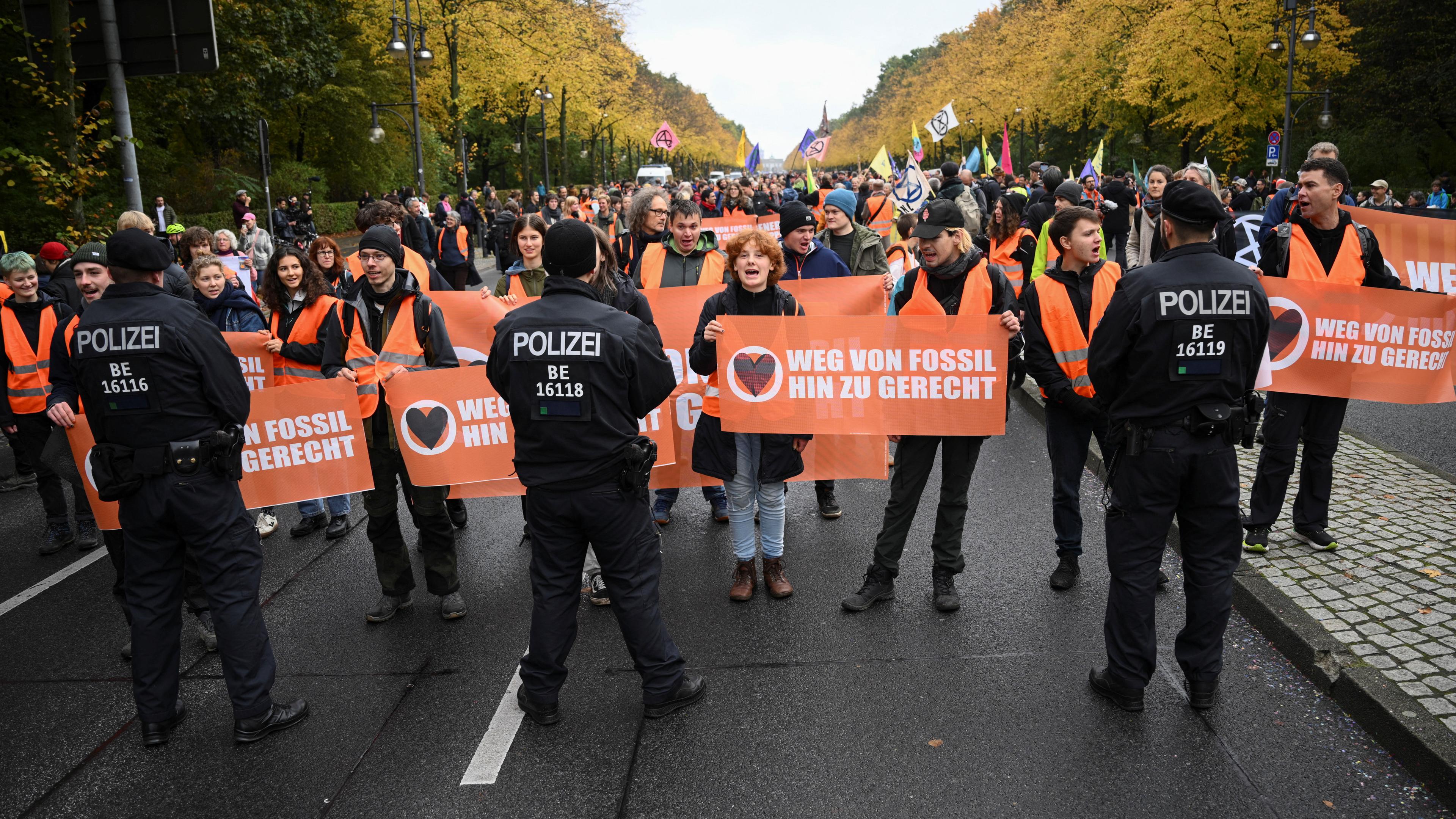 Klimaaktivisten der "Letzten Generation" in Berlin bei einer Blockade der Straße des 17. Juni.
