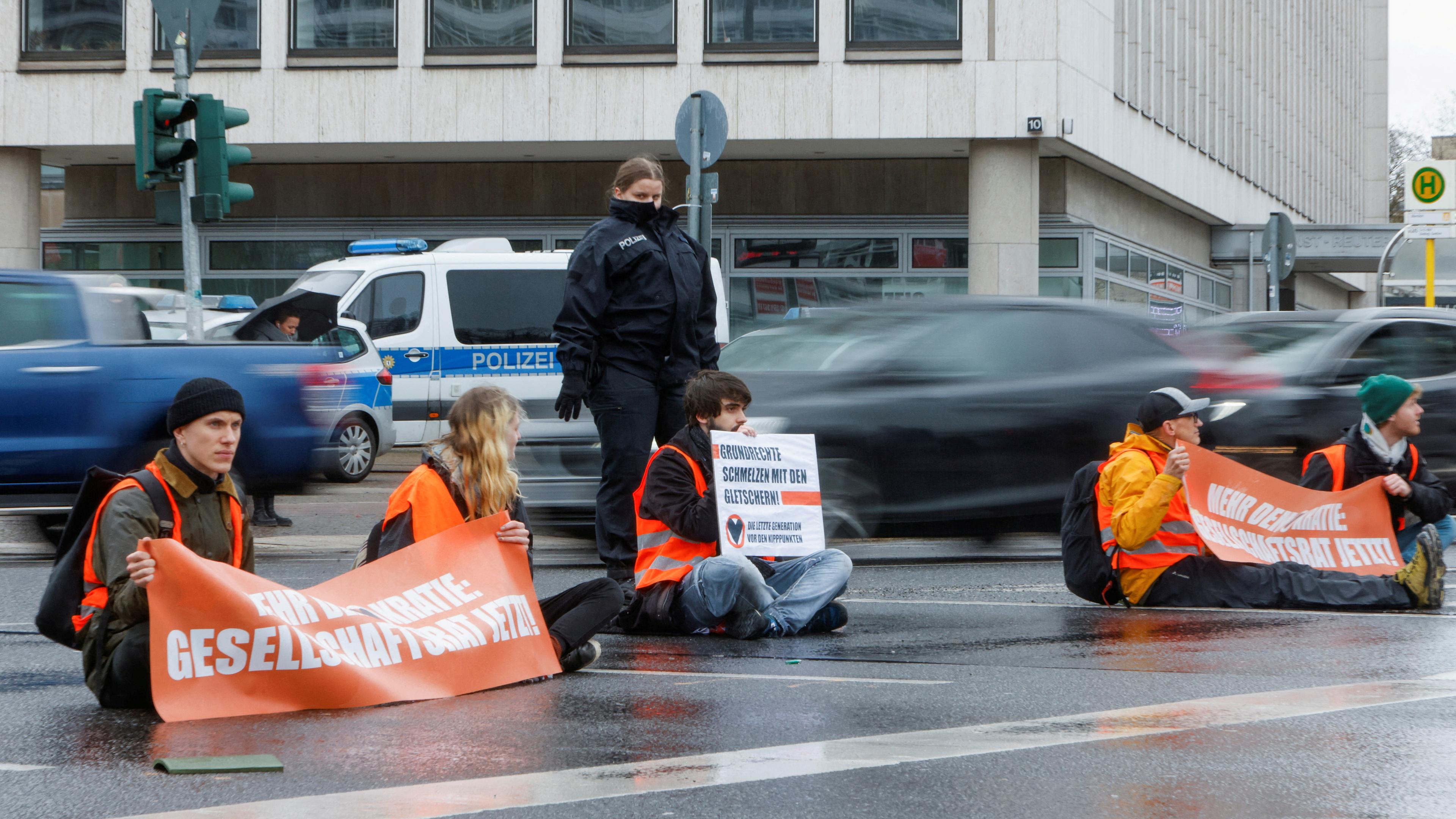 Aktivisten der Gruppe "Letzte Generation" blockieren erneut Straße in Berlin, aufgenommen am 05.04.2023