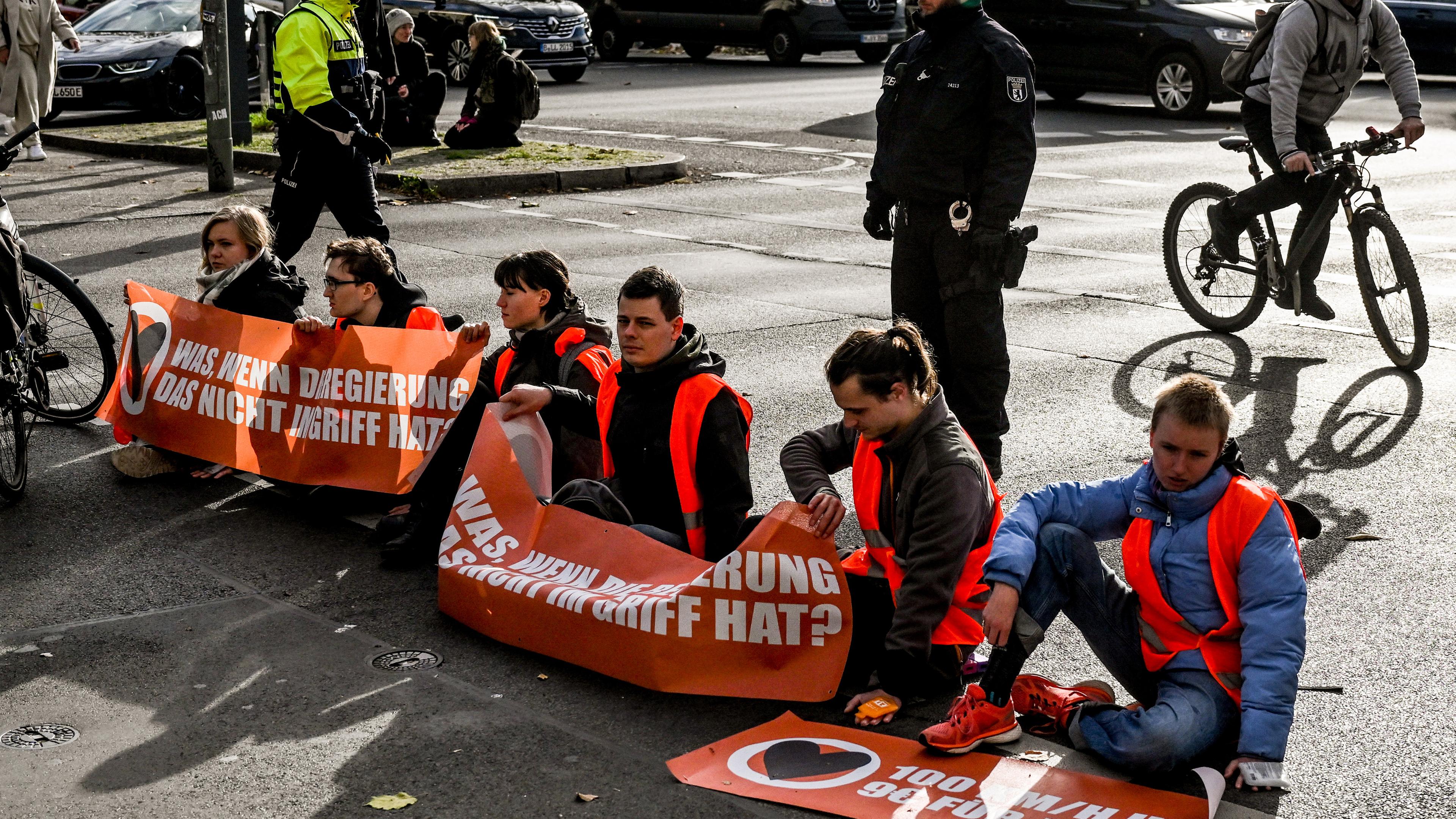 Klimaaktivisten der "Letzten Generation" blockieren den Verkehr in Berlin.