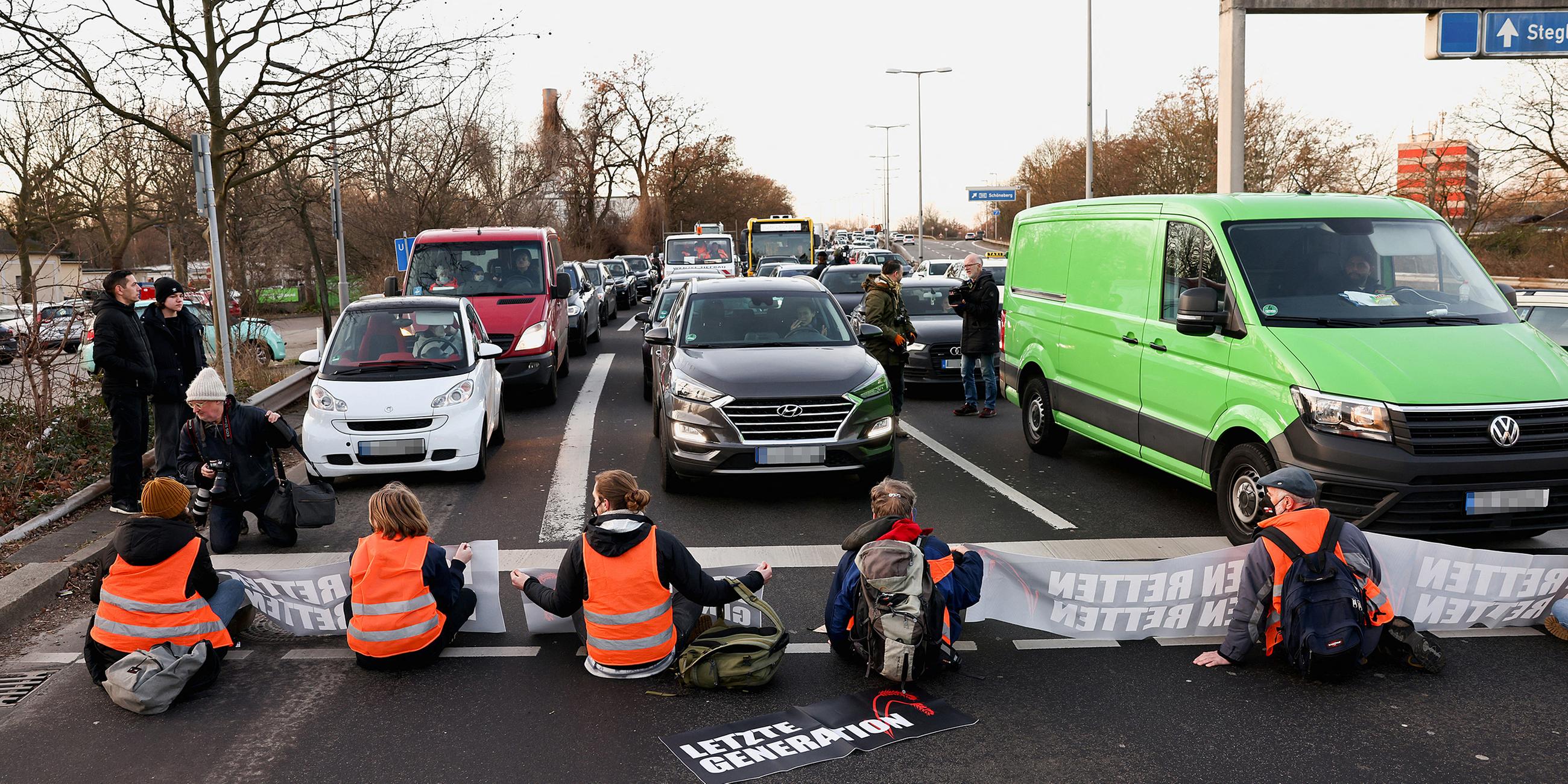 Berlin: Aktivisten der "Letzten Generation" blockieren eine Autobahnausfahrt in Berlin.