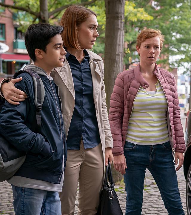 Berat (Ali-Emre Sahin), Anne (Henrike Hahn) und Katja (Caroline Junghanns) stehen nebeneinander auf einem Gehweg aus Kopfsteinpflaster. Anne hat ihren Arm um Berats Schulter gelegt. Alle schauen auf die Beifahrerfront eines schwarzen PKW, auf der in roter Schrift "Letzte Warnung" steht.
