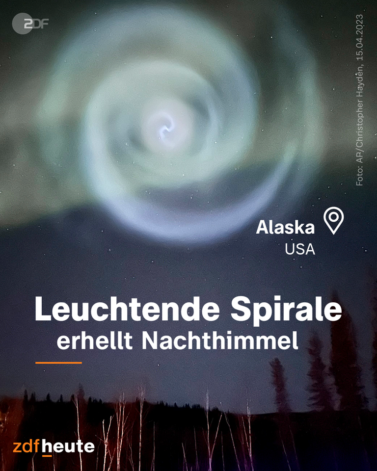Im Hintergrund der Himmel über Alaska bei Nacht mit einer leuchtenden Spirale zu sehen. Darüber der Text: "Leuchtende Spirale erhellt Nachthimmel"
