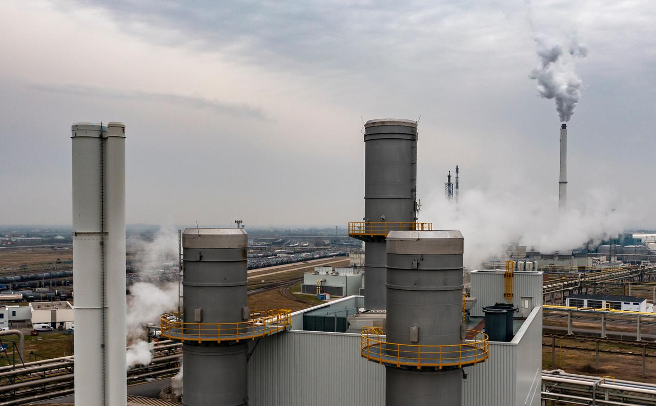 Leuna: Die drei neuen Schornsteine eines neuen Gaskraftwerks ragen in den Himmel über dem Chemiepark. Leuna gilt als der flächenmäßig größte Standort der Branche in Deutschland