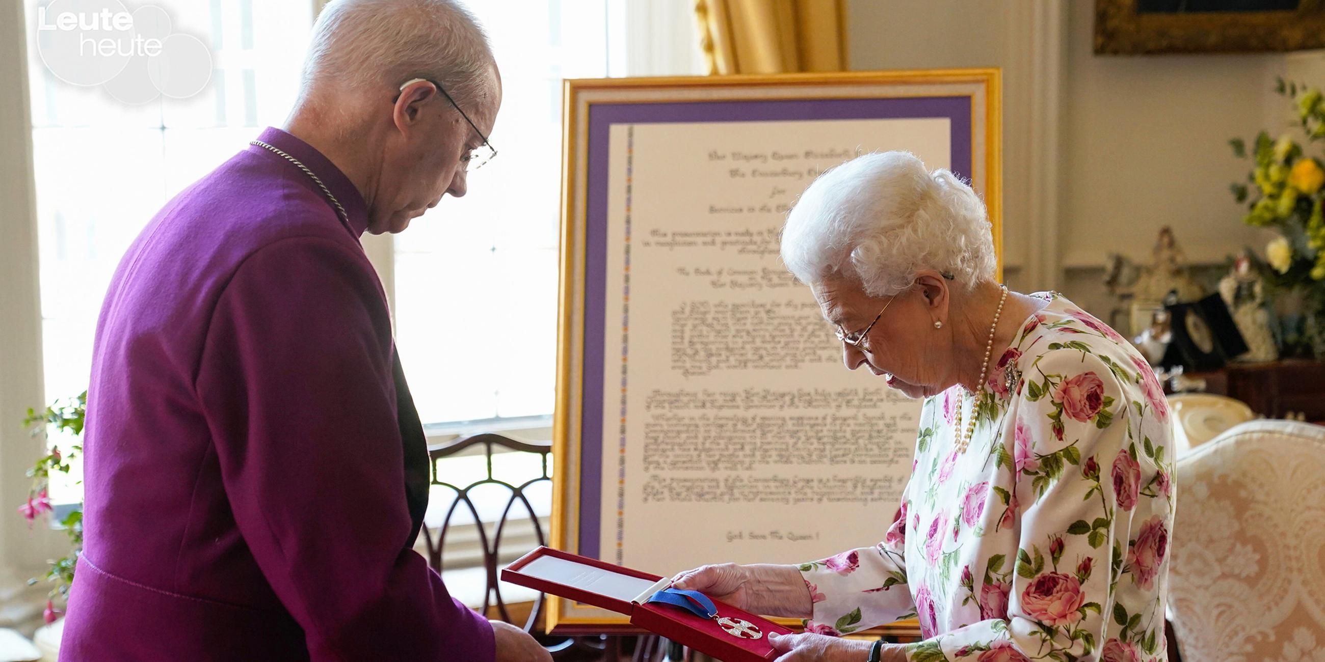 Der Bischof von Canterbury verlieh Queen Elizabeth II. eine Medaille in Form eines Kreuzes. Als Anerkennung für ihren 70-jährigen Dienst gegenüber der englischen Kirche