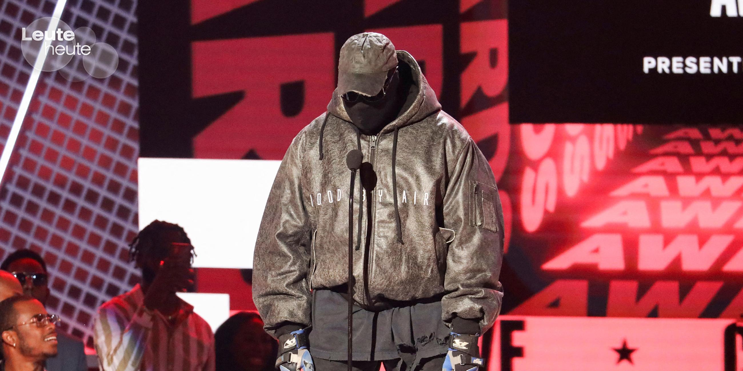 Bei den BET Awards in Los Angeles zeigt sich Kanye West seit längerer Zeit wieder öffentlich. Er ehrt seinen Freund Sean "Diddy" Combs und ist dabei komplett verhüllt.
