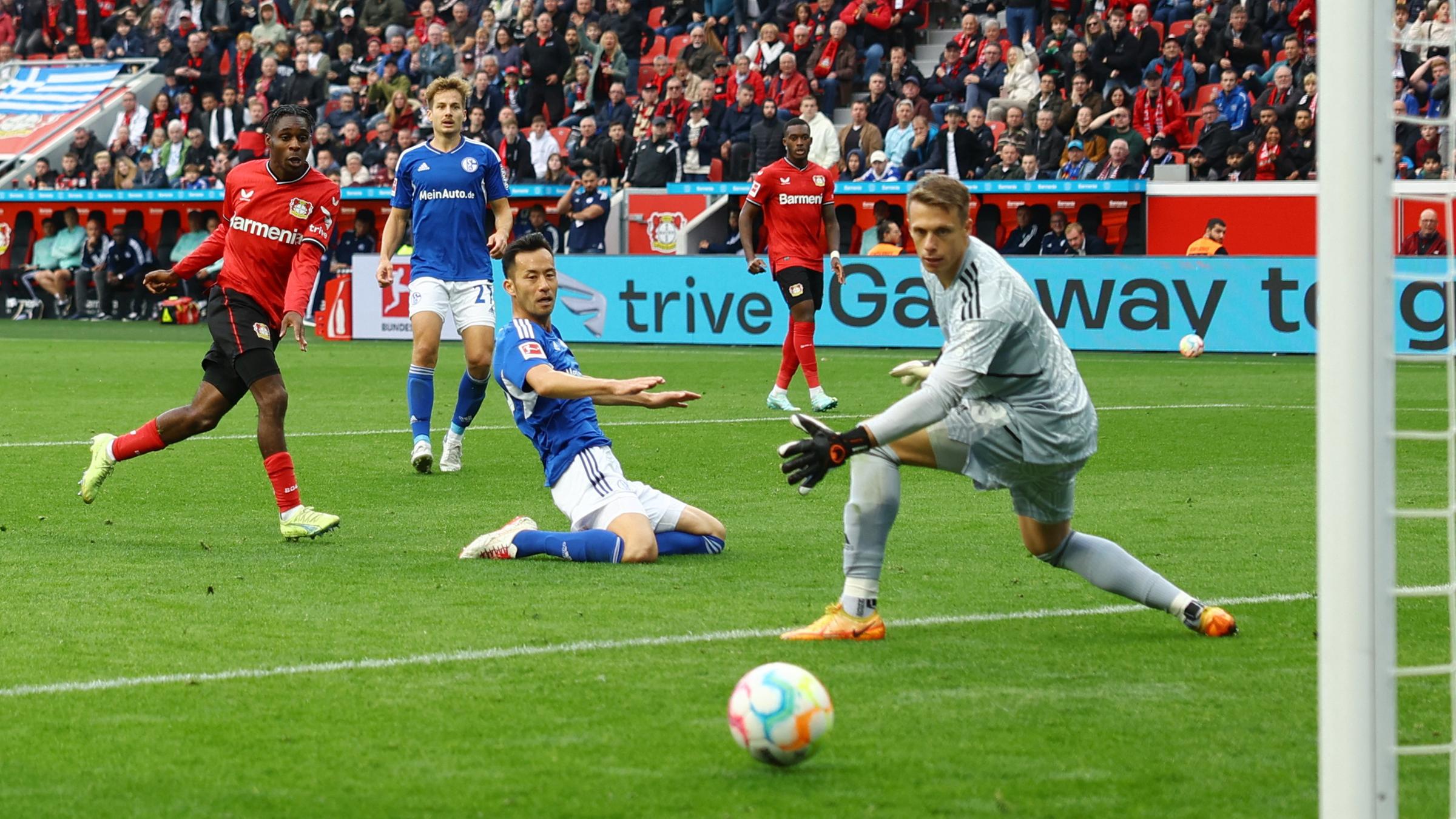 Jeremie Frimpong trifft zum 3:0 gegen Schalke