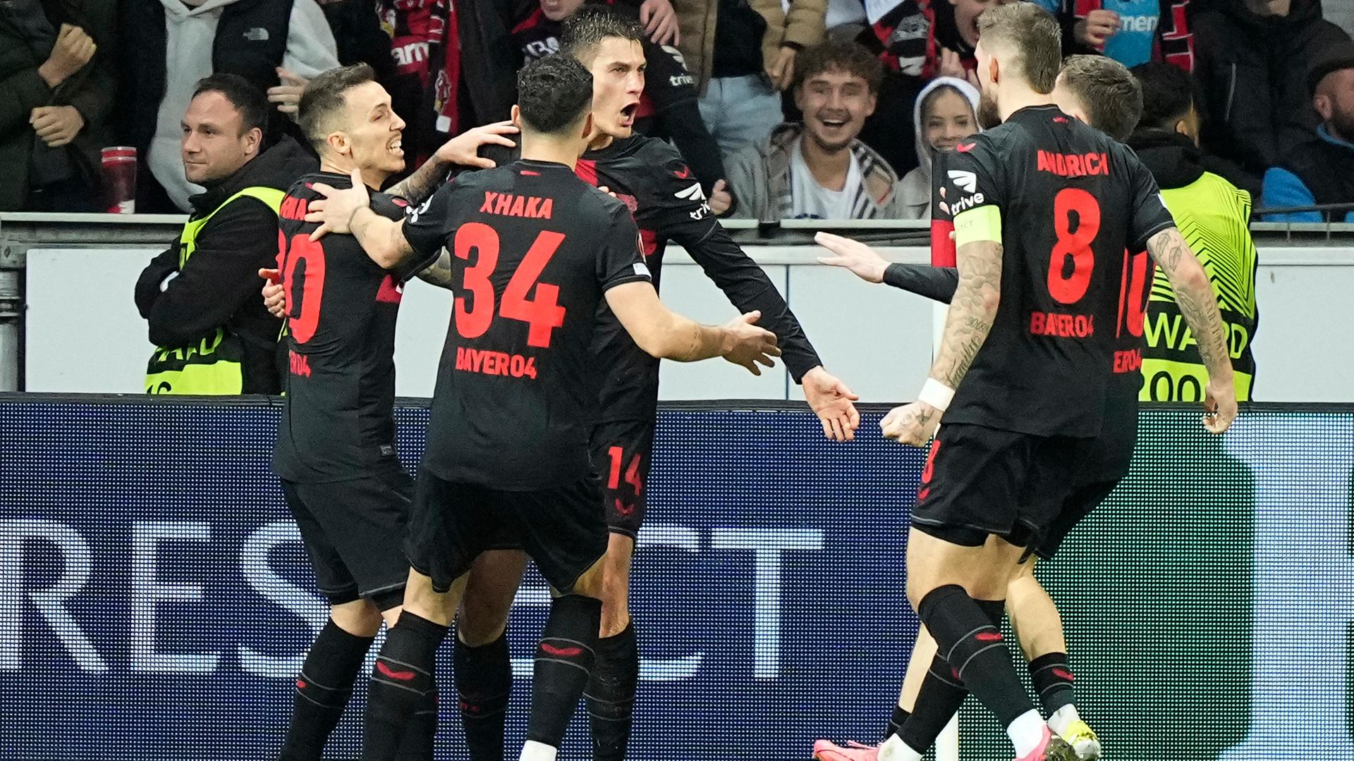 Patrik Schick feiert mit seinen Leverkusener Teamkollegen seinen spielentscheidenden Treffer.