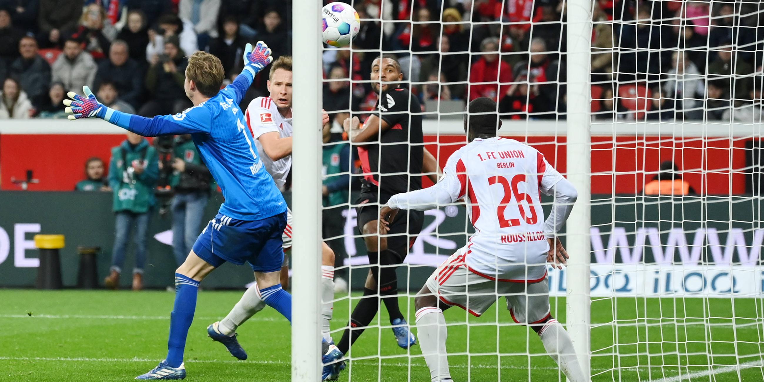 Leverkusens Jonathan Tah erzielt das Tor zum 3:0 beim Spiel gegen Berlin am 12.11.2023.