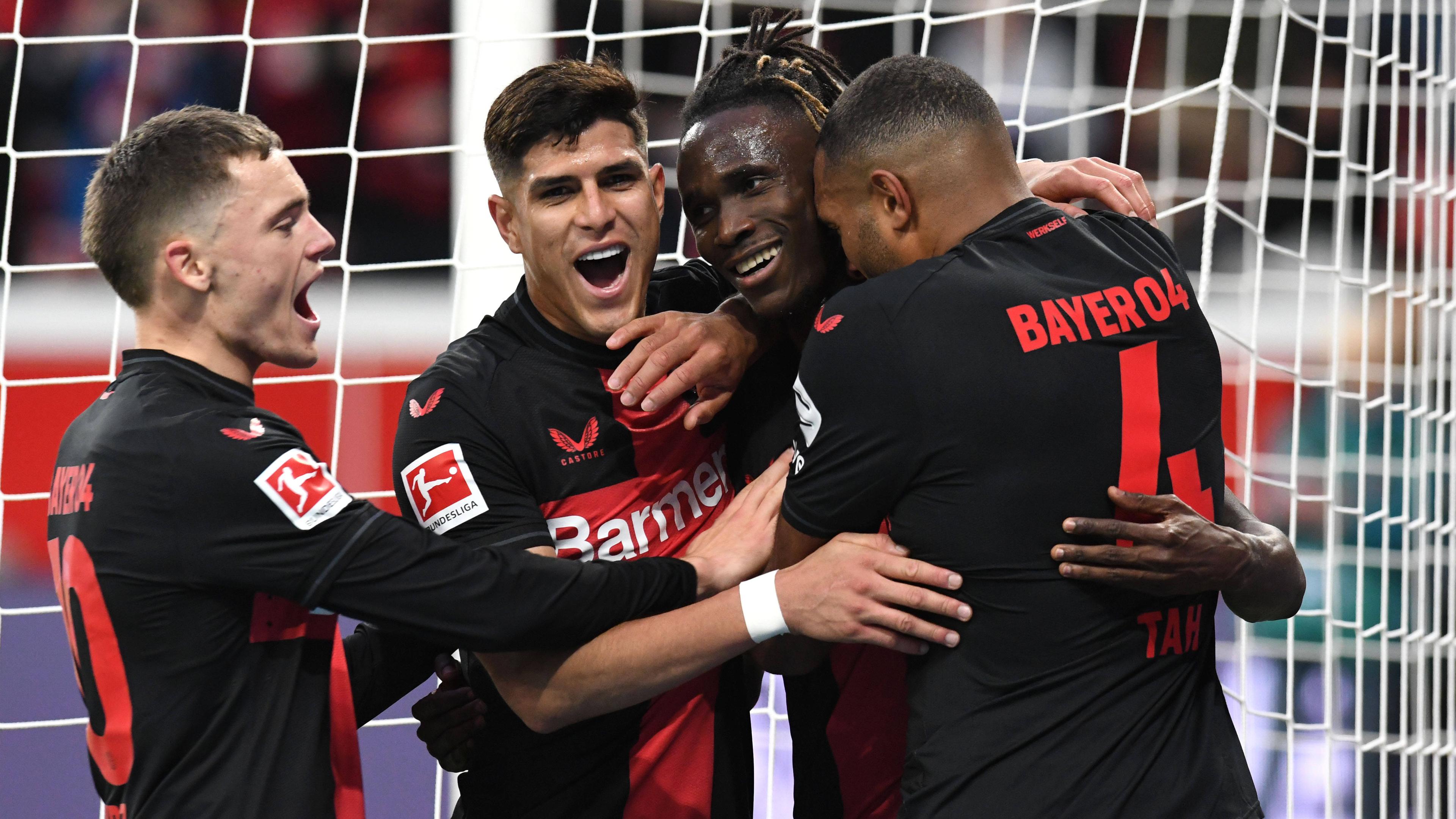Leverkusens Florian Wirtz, Piero Hincapie, Torschütze Odilon Kossounou und Jonathan Tah jubeln über das Tor zum 2:0 beim Spiel gegen Berlin am 12.11.2023.