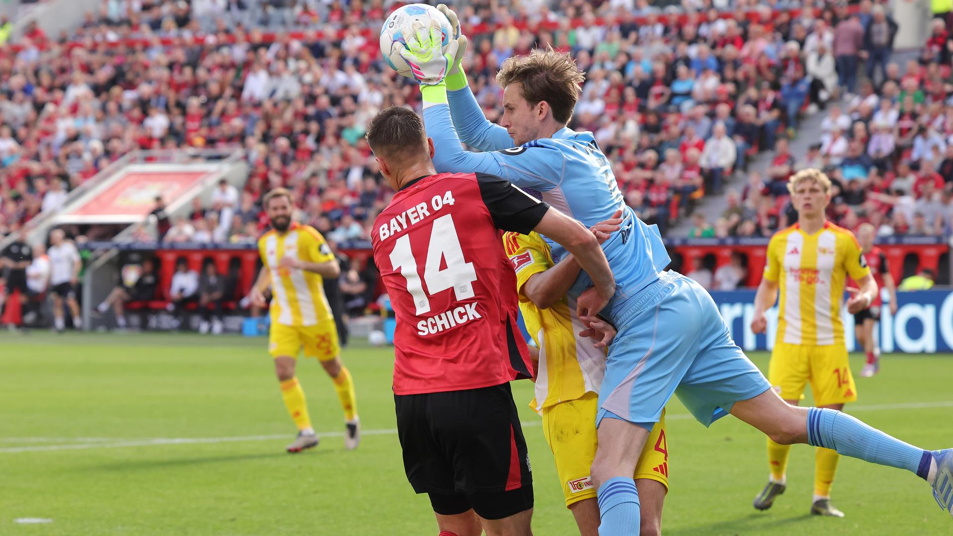 Berlins Torwart Frederik Rönnow fängt den Ball beim Spiel gegen Leverkusen am 12.04.2025.