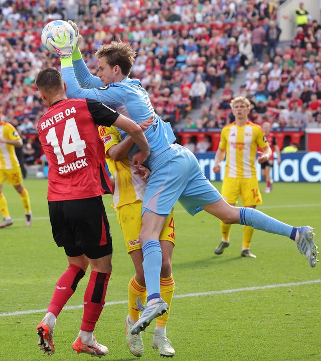 Berlins Torwart Frederik Rönnow fängt den Ball beim Spiel gegen Leverkusen am 12.04.2025.