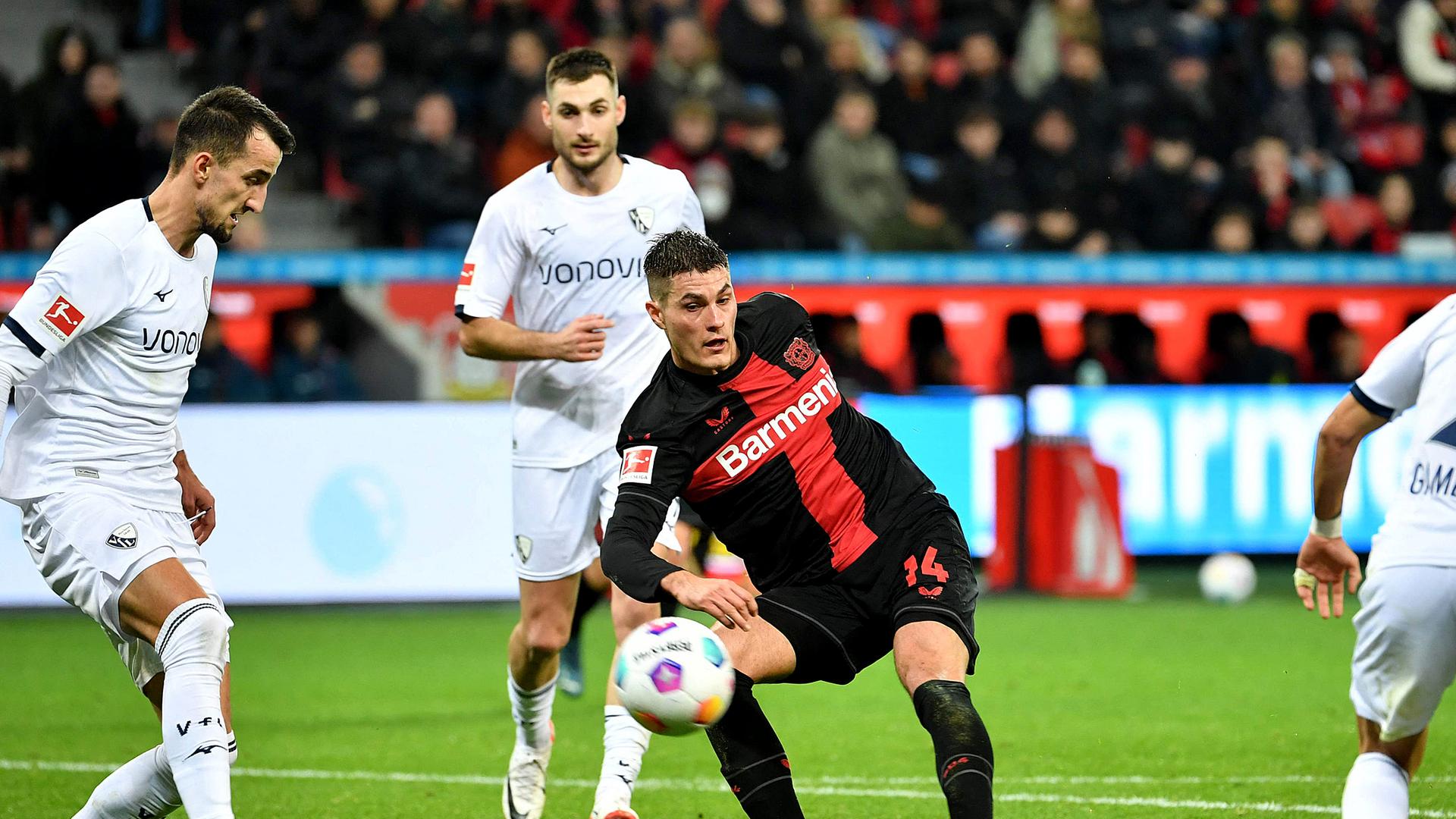 Bayer Leverkusens tschechischer Stürmer #14 Patrik Schick (L) und Bochums costa-ricanischer Verteidiger #02 Cristian Gamboa (R) kämpfen um den Ball.