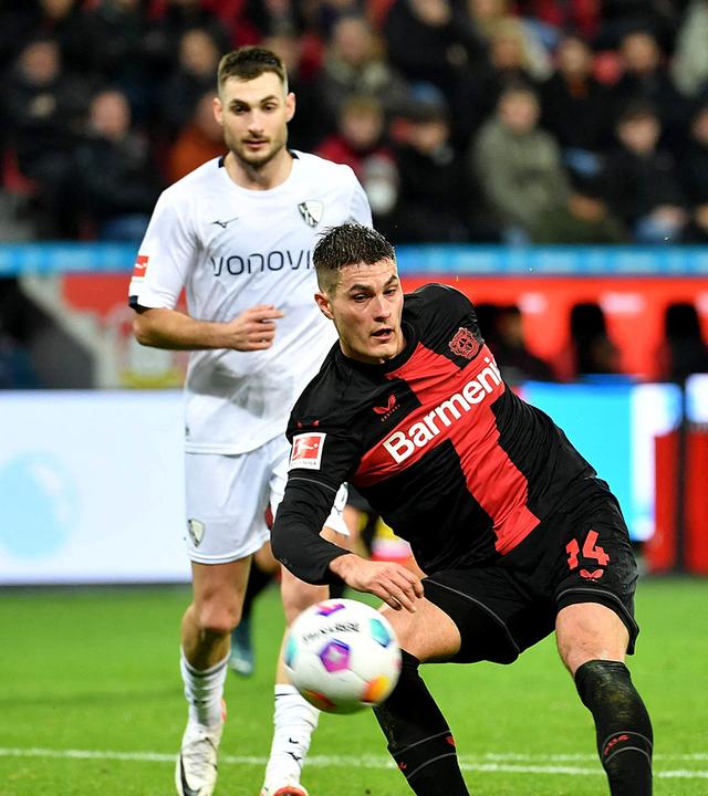 Bayer Leverkusens tschechischer Stürmer #14 Patrik Schick (L) und Bochums costa-ricanischer Verteidiger #02 Cristian Gamboa (R) kämpfen um den Ball.