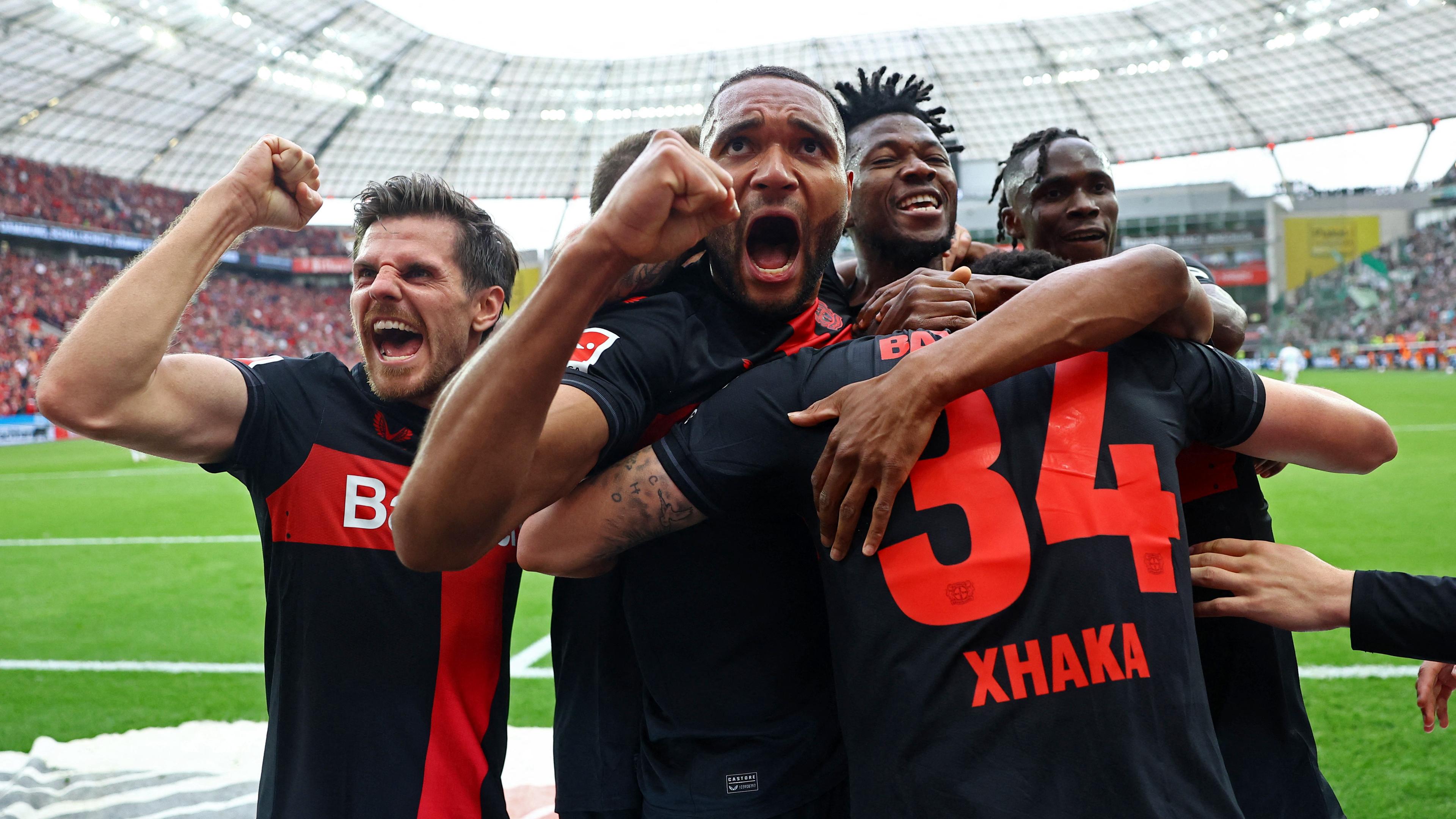 Leverkusen's Granit Xhaka feiert seinen Treffer zum 2:0 mit seinen Teamkollegen.