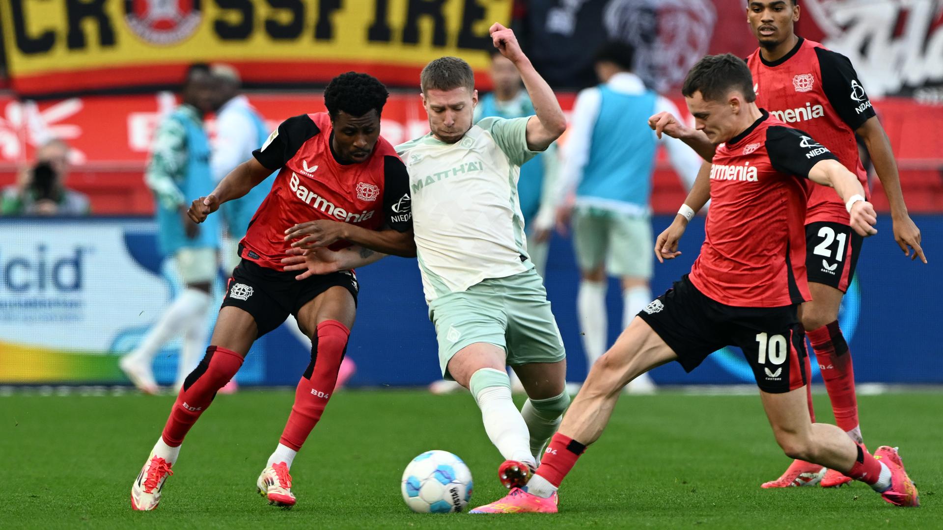 Leverkusens Florian Wirtz und Bremens Mitchell Weiser kämpfen um den Ball beim SPiel am 08.03.2025.