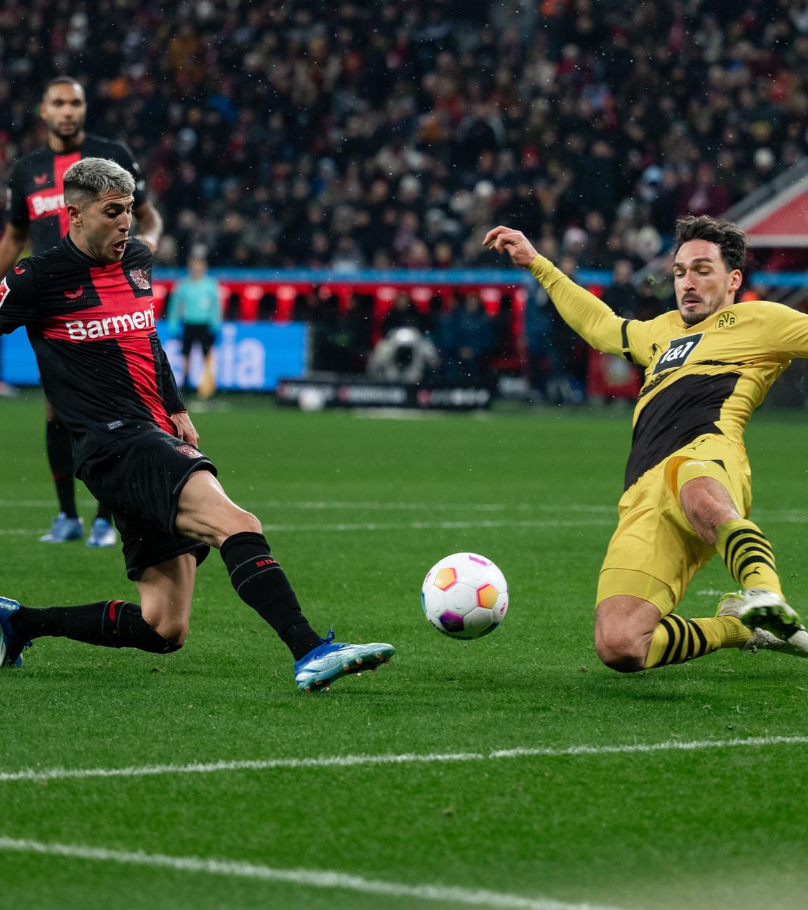 Dortmunds Mats Hummels blockt einen Schuss von Leverkusens Exequiel Palacios beim Spiel am 03.12.2023.