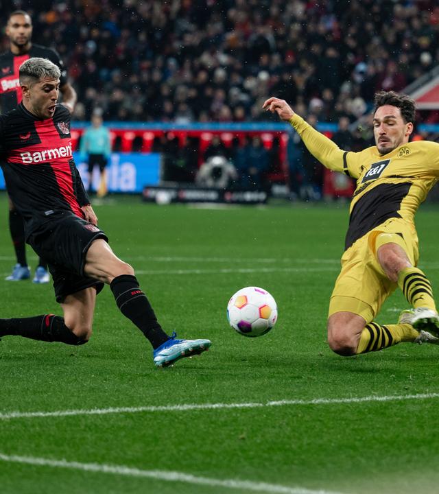 Dortmunds Mats Hummels blockt einen Schuss von Leverkusens Exequiel Palacios beim Spiel am 03.12.2023.