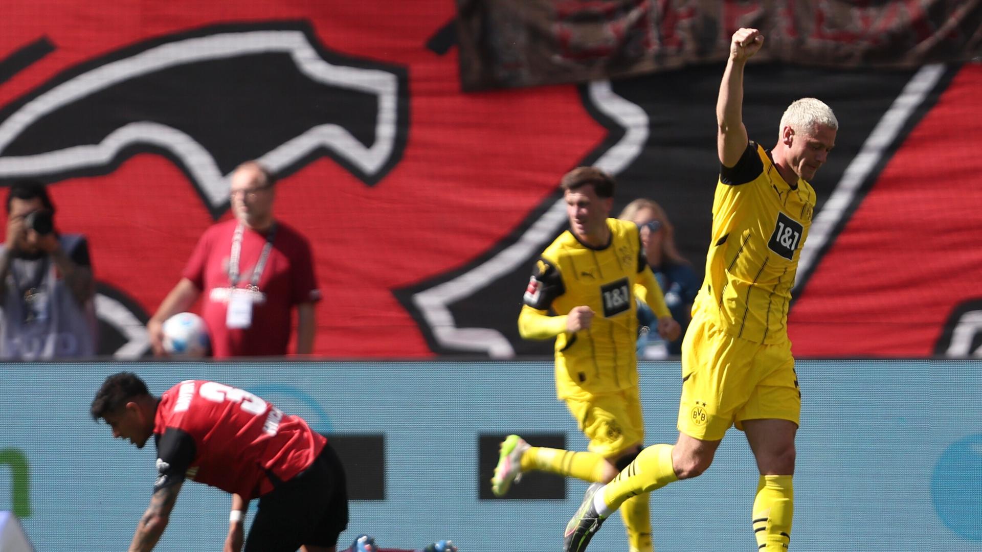 Dortmunds Julian Ryerson jubelt nach seinem Treffer zum 1:2 gegen Leverkusen am 11.05.2025.