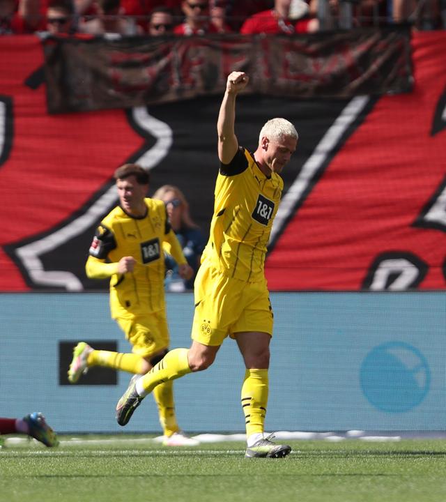 Dortmunds Julian Ryerson jubelt nach seinem Treffer zum 1:2 gegen Leverkusen am 11.05.2025.