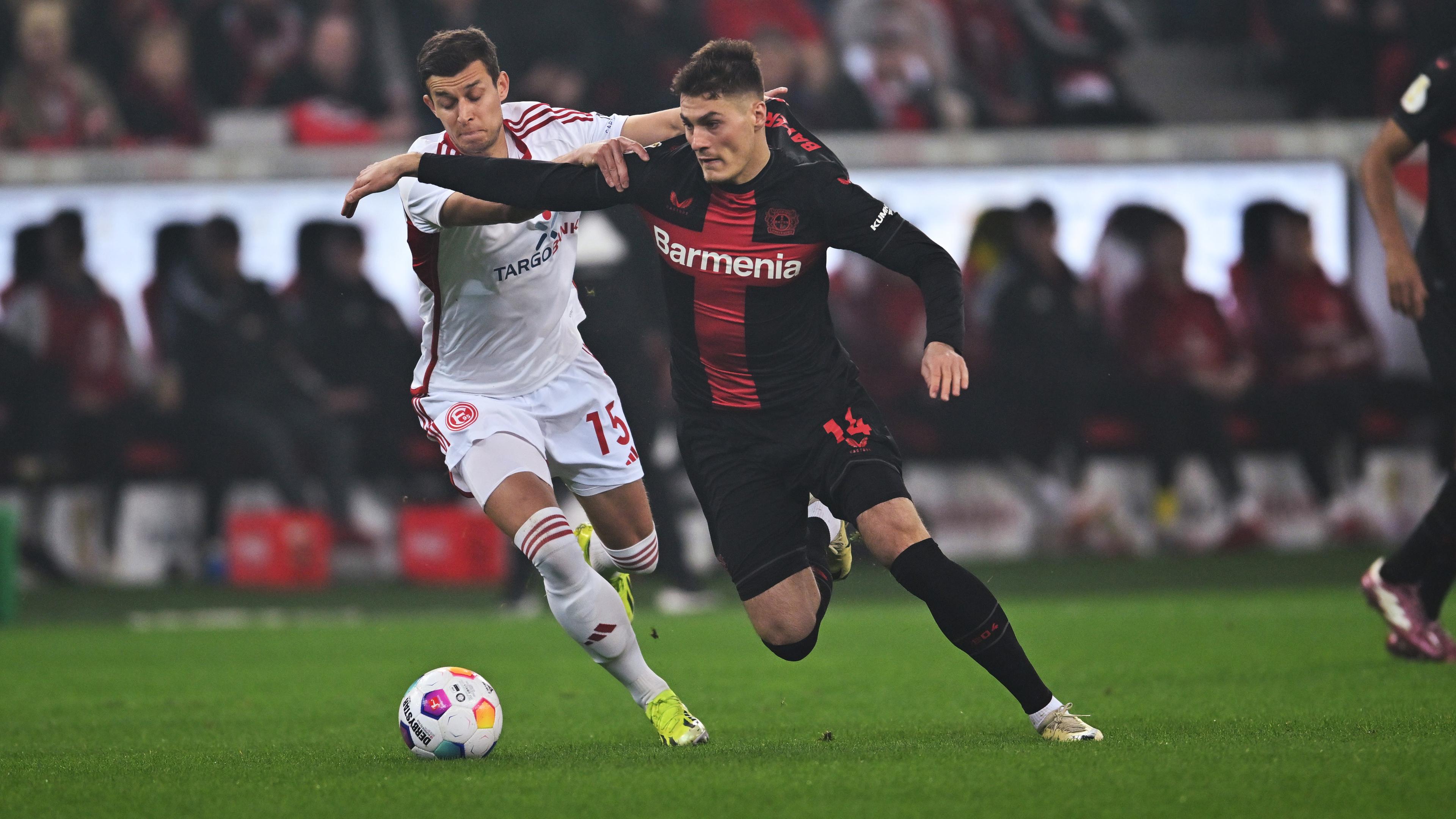 Leverkusens Patrik Schick und Düsseldorfs Tim Oberdorf kämpfen um den Ball.