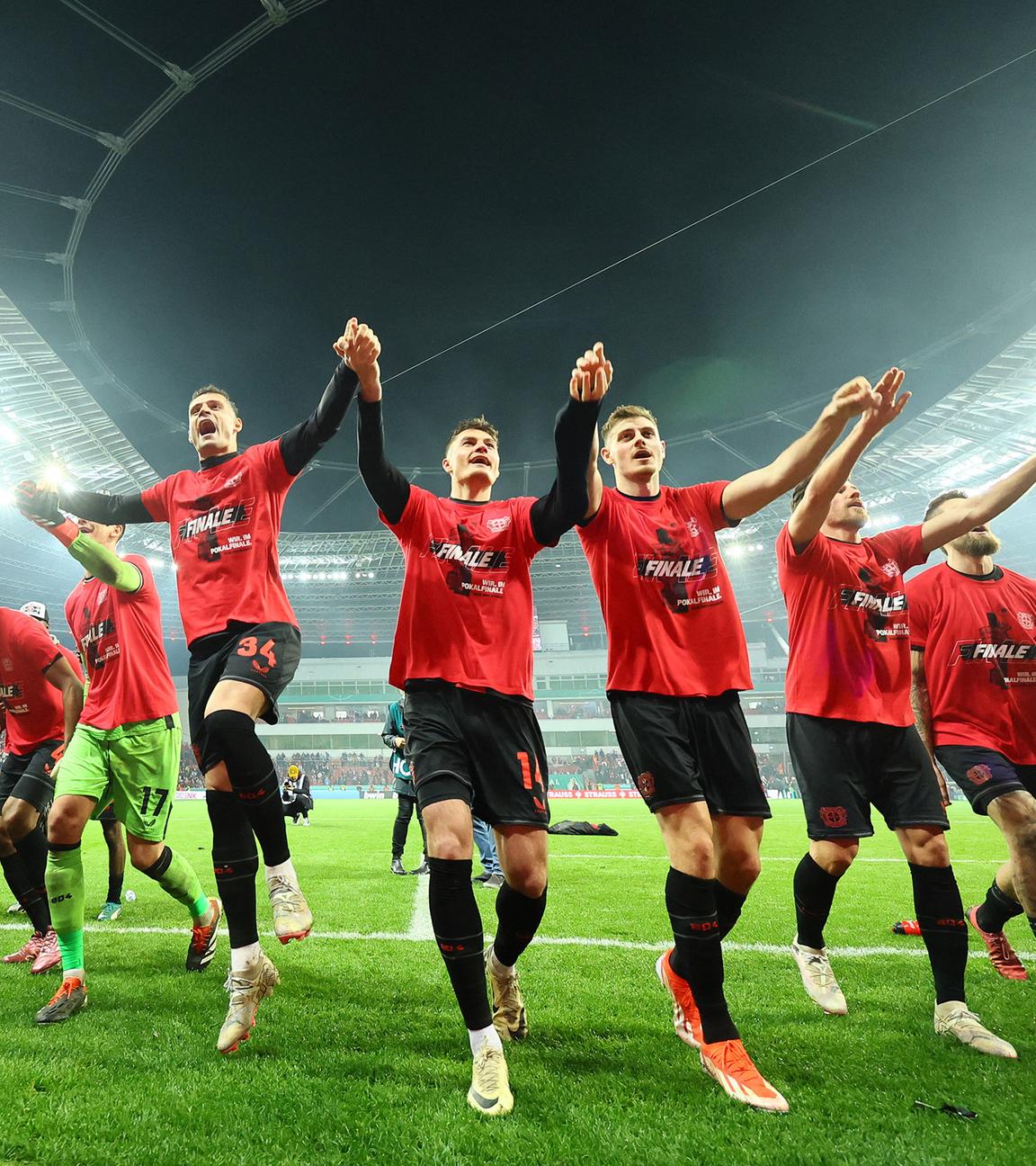 Leverkusen feiert mit den Fans den Sieg gegen Düsseldorf