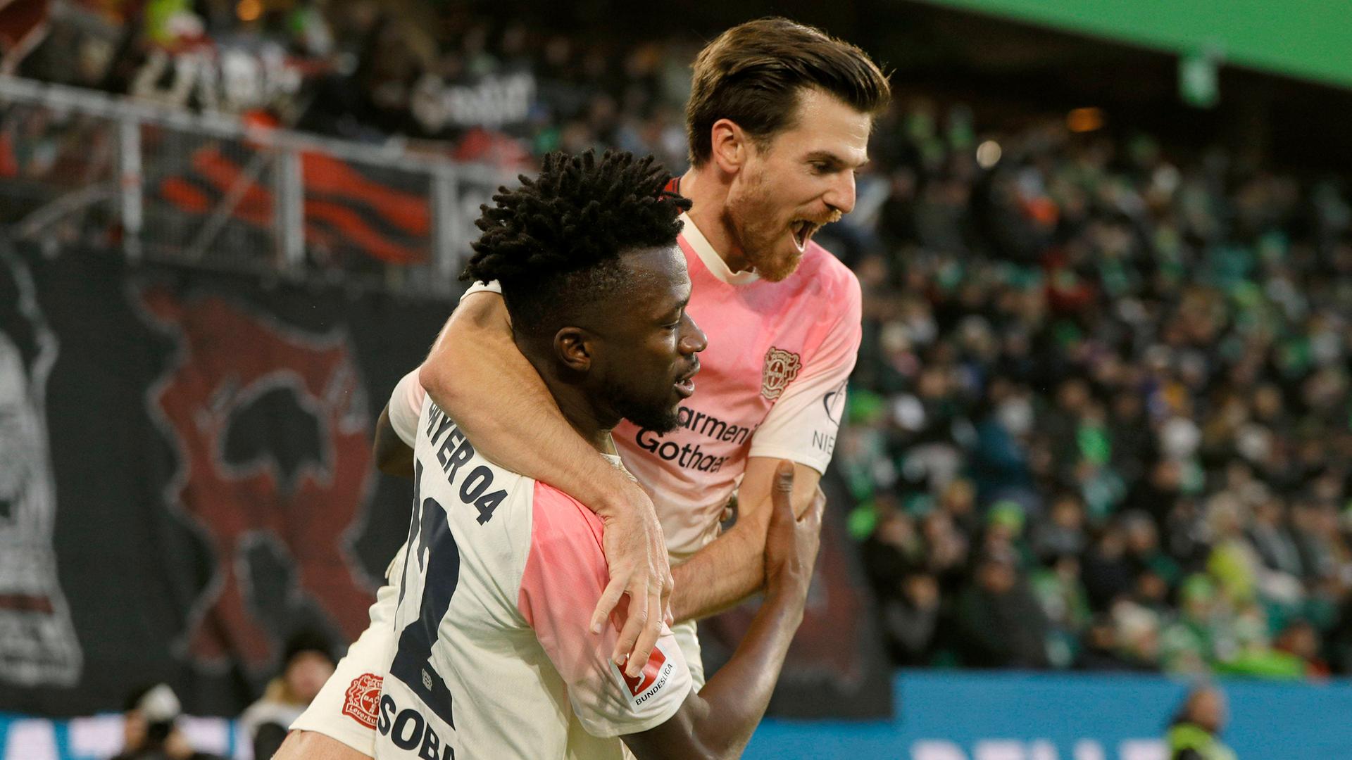 Torjubel von Edmond Tapsoba nach dem 0:2. Jonas Hofmann springt ihm auf den Rücken