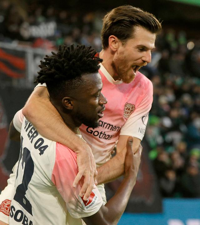 Torjubel von Edmond Tapsoba nach dem 0:2. Jonas Hofmann springt ihm auf den Rücken