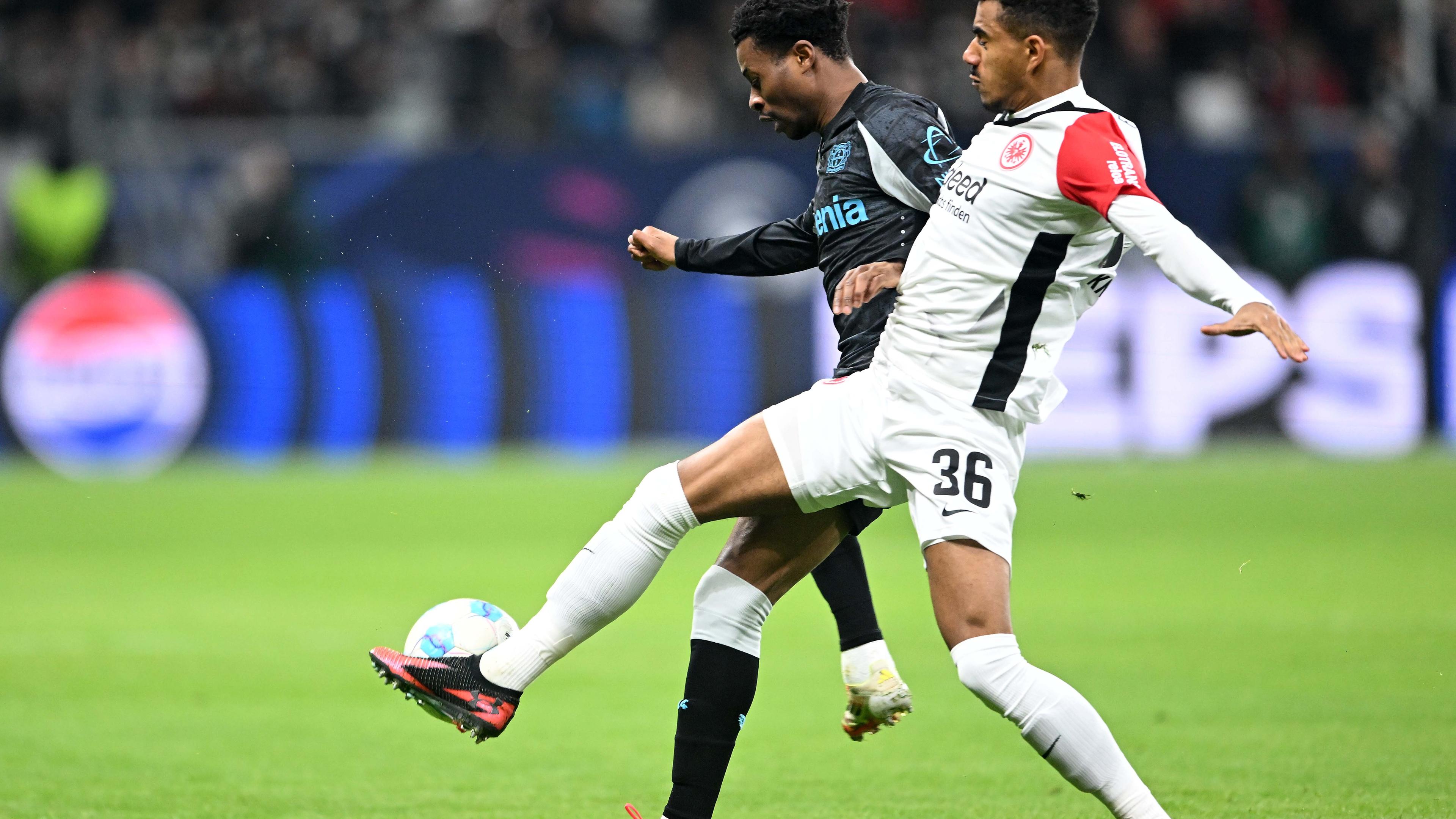 Nathan Tella (Leverkusen) et Ansgar Knauff (Eintracht Francfurt) se battent pour le ballon.