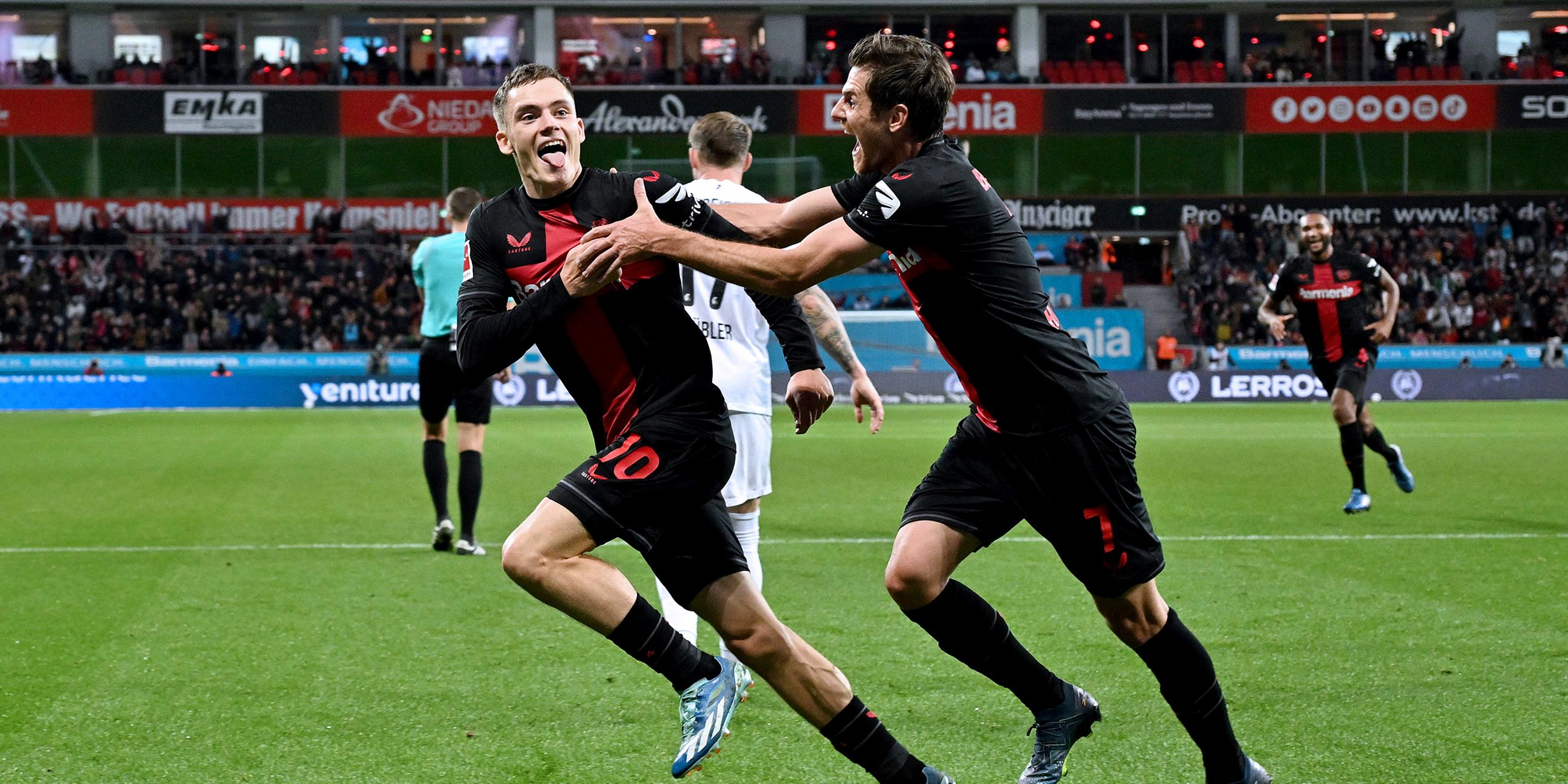 Florian Wirtz und Jonas Hofmann (Bayer Leverkusen) feiern den Treffer zum 1:0 am 29.10.23.