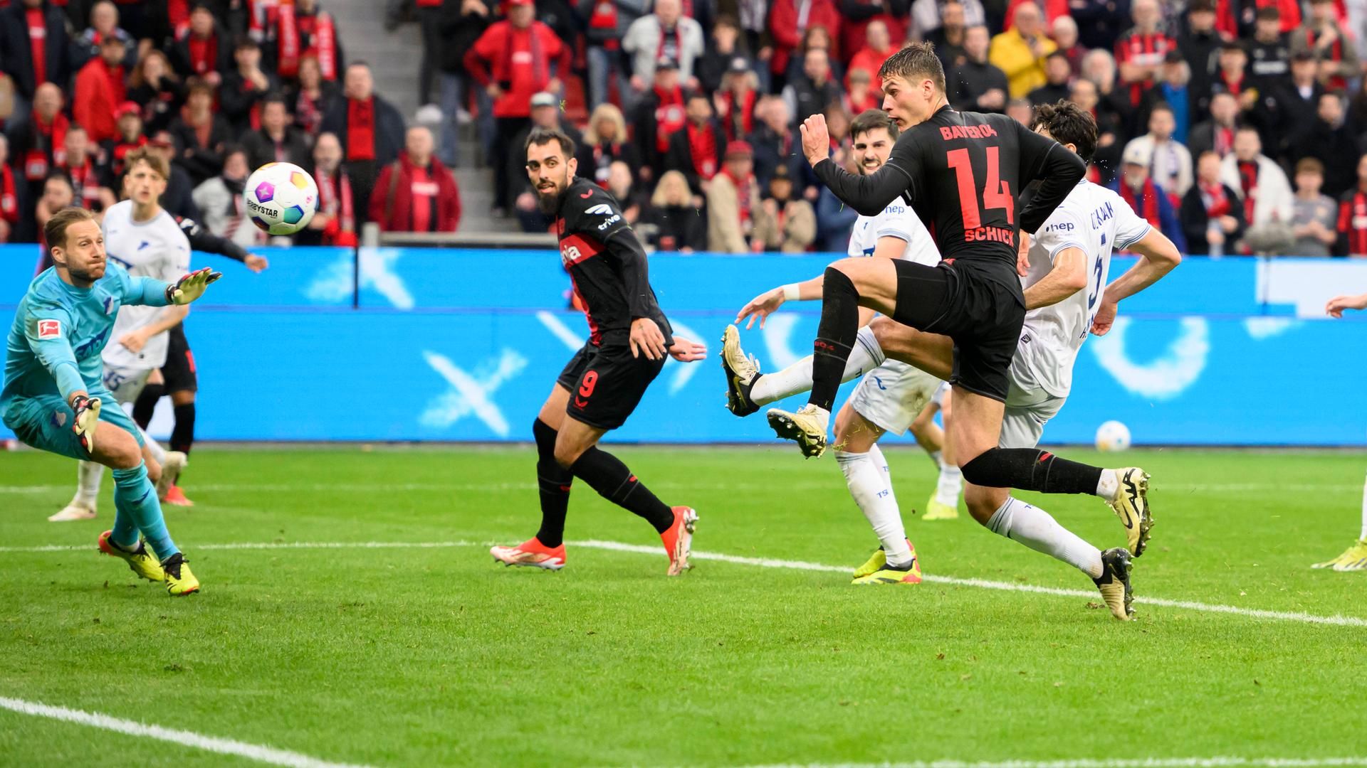Leverkusens Patrick Schlick trifft zum 2:1 gegen Hoffenheim am 30.03.2024.