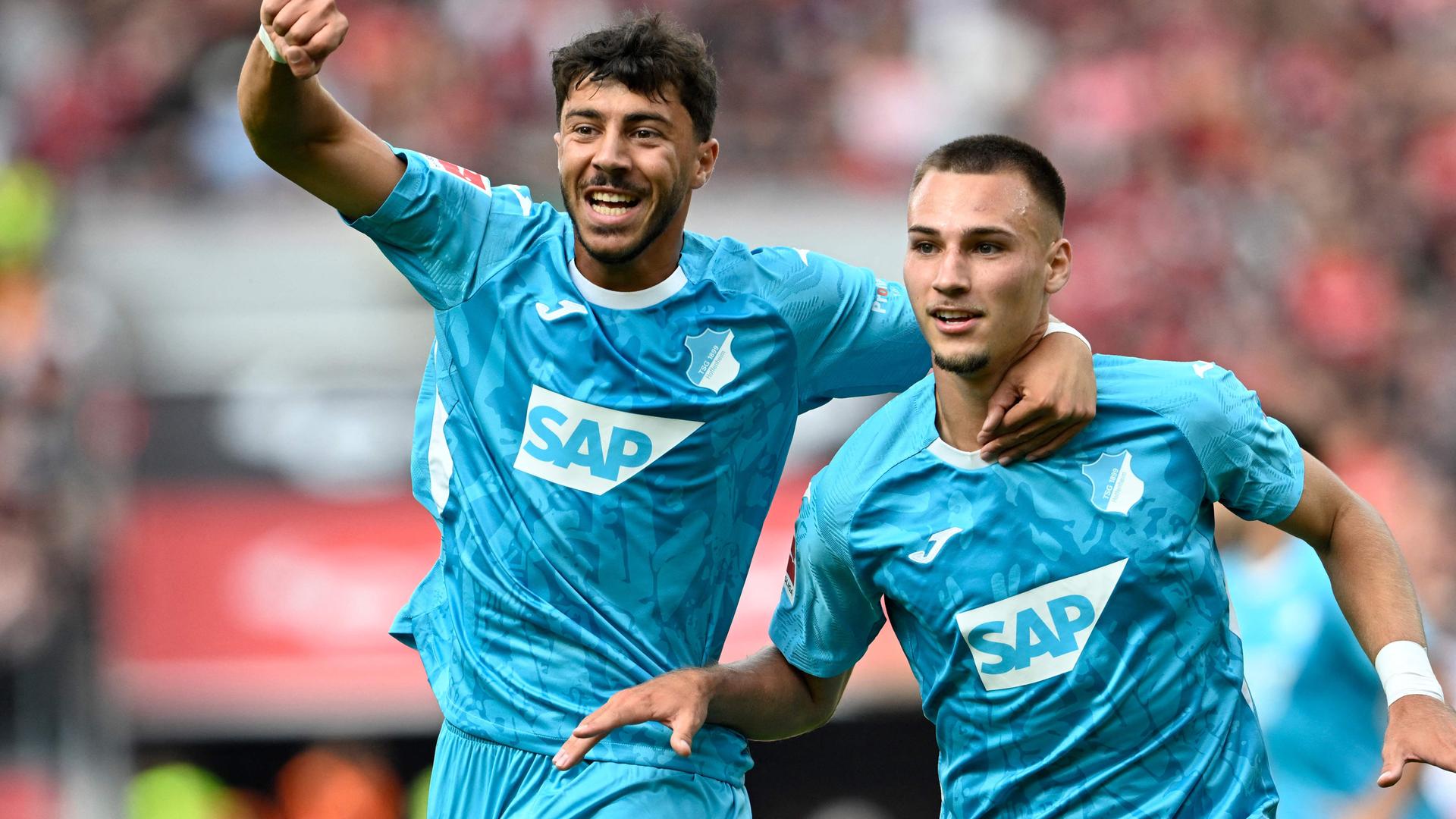 Hoffenheims Lemperle (#19) jubelt mit Tohumcu (#17) über das 1:2 bei Leverkusen.