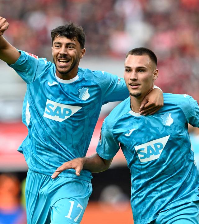 Hoffenheims Lemperle (#19) jubelt mit Tohumcu (#17) über das 1:2 bei Leverkusen.