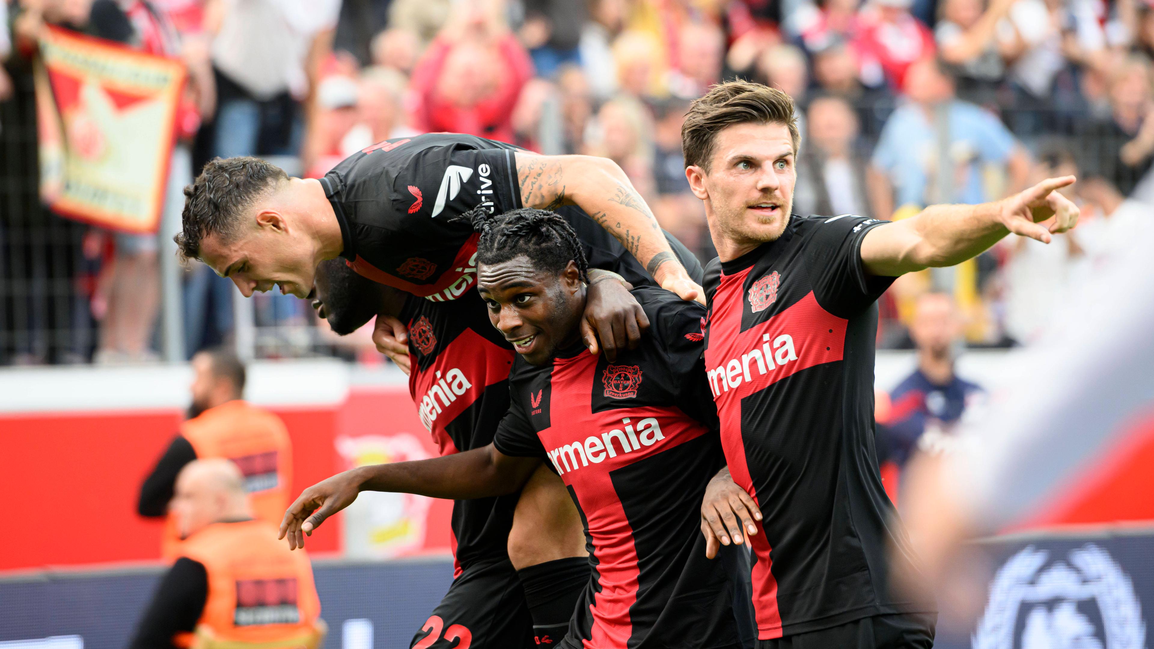 Torjubel bei leverkusens Granit Xhaka, Jeremie Frimpong und Jonas Hofmann beim Spiel gegen Köln am 08.10.2023.