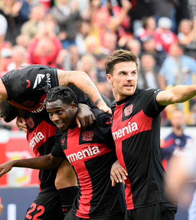 Torjubel bei leverkusens Granit Xhaka, Jeremie Frimpong und Jonas Hofmann beim Spiel gegen Köln am 08.10.2023.